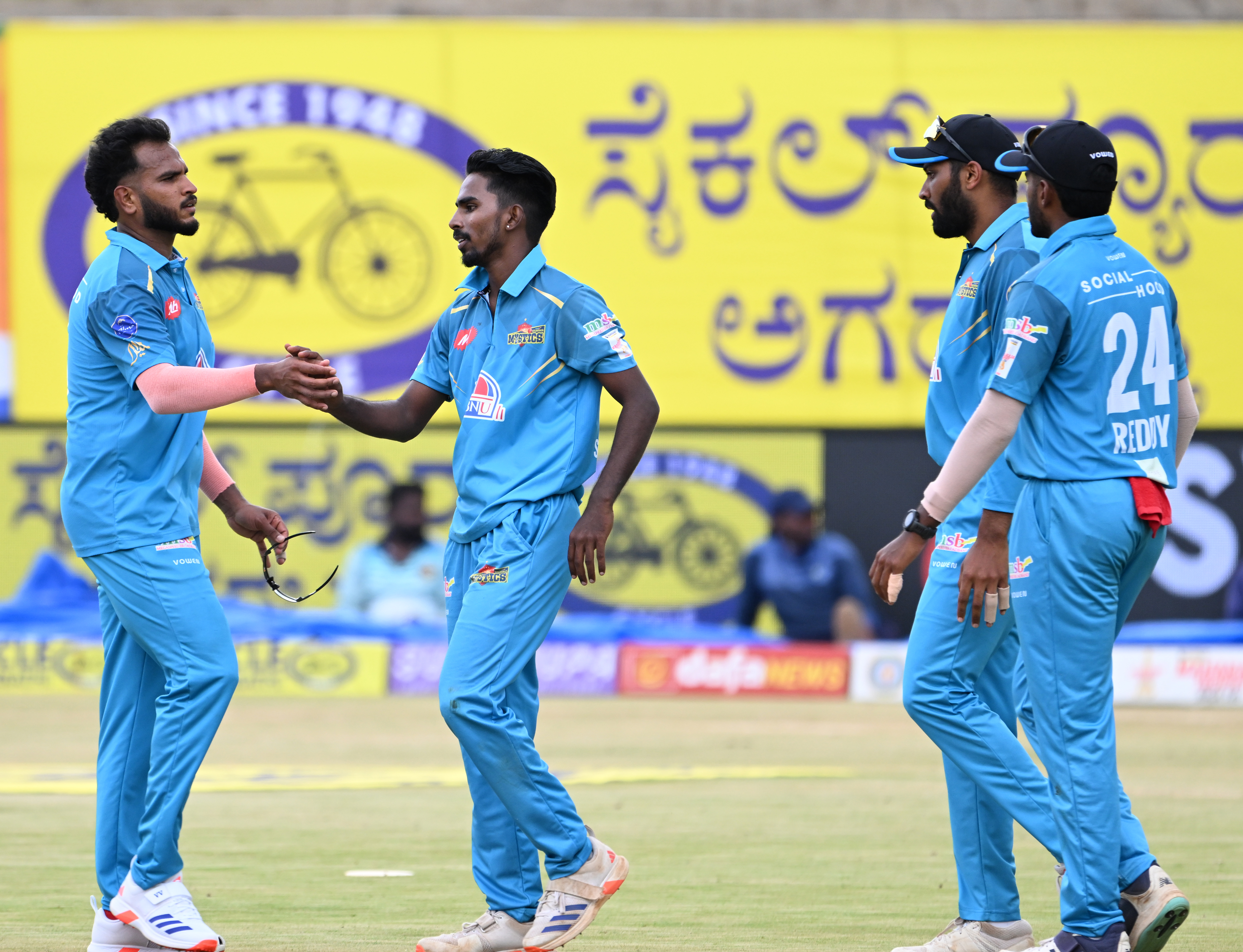 ಮೈಸೂರಿನ ಶ್ರೀಕಂಠದತ್ತ ನರಸಿಂಹರಾಜ ಒಡೆಯರ್‌ ಕ್ರೀಡಾಂಗಣದಲ್ಲಿ ಮಹಾರಾಜ ಟ್ರೋಫಿ ಪಂದ್ಯಾವಳ್ಳಿಯಲ್ಲಿ ಶನಿವಾರ ಶಿವಮೊಗ್ಗ ಲಯನ್ಸ್ ತಂಡ ಹಾಗೂ ಗುಲ್ಬರ್ಗ ಮಿಸ್ಟಿಕ್ಸ್ ತಂಡಗಳ ನಡುವಿನ ಪಂದ್ಯದಲ್ಲಿ ಗುಲ್ಬರ್ಗ ಮಿಸ್ಟಿಕ್ಸ್ ತಂಡದ ಆಟಗಾರ ಬೌಲರ್ ಶಶಿಕುಮಾರ್ ಕಾಂಬ್ಳೆ ಎರಡನೆಯ ವಿಕೆಟ್ ಪಡೆದಾಗ ಆಟಗಾರರು ಸಂಭ್ರಮಿಸಿದರು. ಪ್ರಜಾವಾಣಿ ಚಿತ್ರ/ಅನೂಪ್ ರಾಘ. ಟಿ.