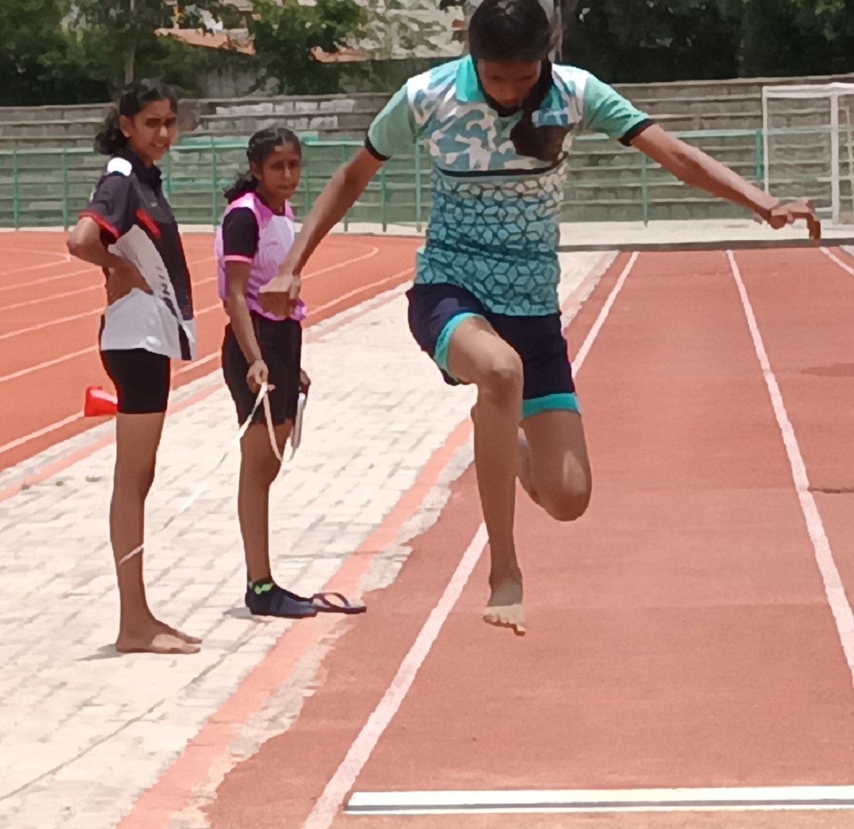 ಟ್ರಿಪಲ್‌ ಜಂಪ್‌ ಸ್ಪರ್ಧೆಯಲ್ಲಿ ಚಂದನಾ ಜಿಗಿದ ಪರಿ. ಅನುಷಾ ಮೊದಲ ಸ್ಥಾನ ಪಡೆದರು