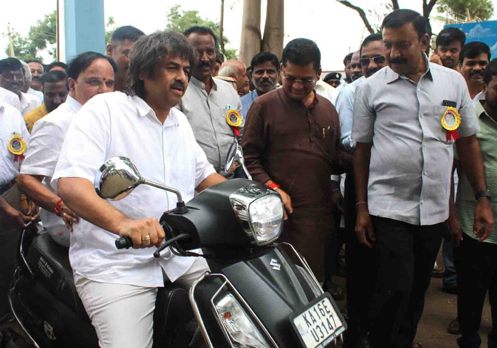 ಜಿಲ್ಲಾ ಉಸ್ತುವಾರಿ ಸಚಿವ ಡಿ. ಸುಧಾಕರ್ ಅವರನ್ನು ಸ್ಕೂಟಿಯ ಹಿಂಬದಿ ಆಸನದಲ್ಲಿ ಕೂರಿಸಿಕೊಂಡು ಶಾಲಾ ಮುಖ್ಯದ್ವಾರದಿಂದ ವೇದಿಕೆವರೆಗೆ ಕರೆದುಕೊಂಡು ಹೋದ ಶಿಕ್ಷಣ ಸಚಿವ ಮಧುಬಂಗಾರಪ್ಪ