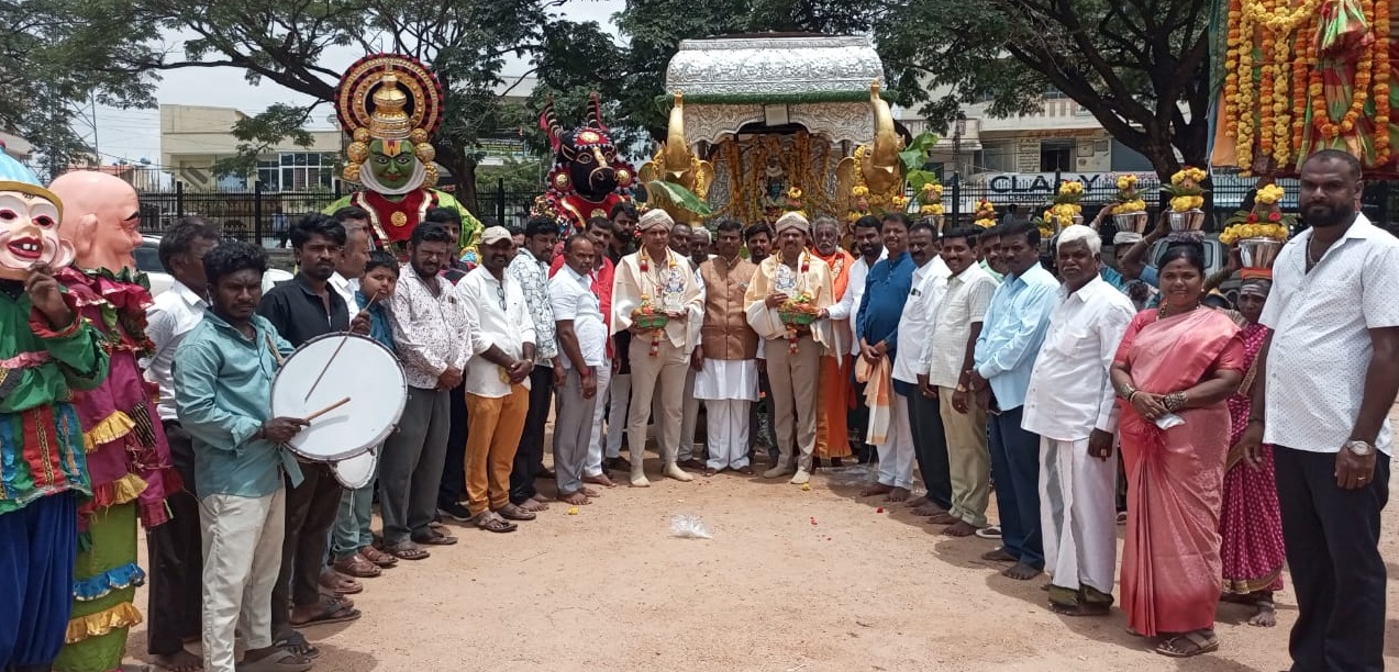 ಕೃಷ್ಣ ಜಯಂತಿ ಪ್ರಯುಕ್ತ ರಾಮನಗರದ ಜೂನಿಯರ್ ಕಾಲೇಜು ಮೈದಾನದಿಂದ ಹಳೆ ಬಸ್ ನಿಲ್ದಾಣ ವೃತ್ತದವರೆಗೆ ಕೃಷ್ಣನ ಚಿತ್ರದ ಮೆರವಣಿಗೆ ಜರುಗಿತು