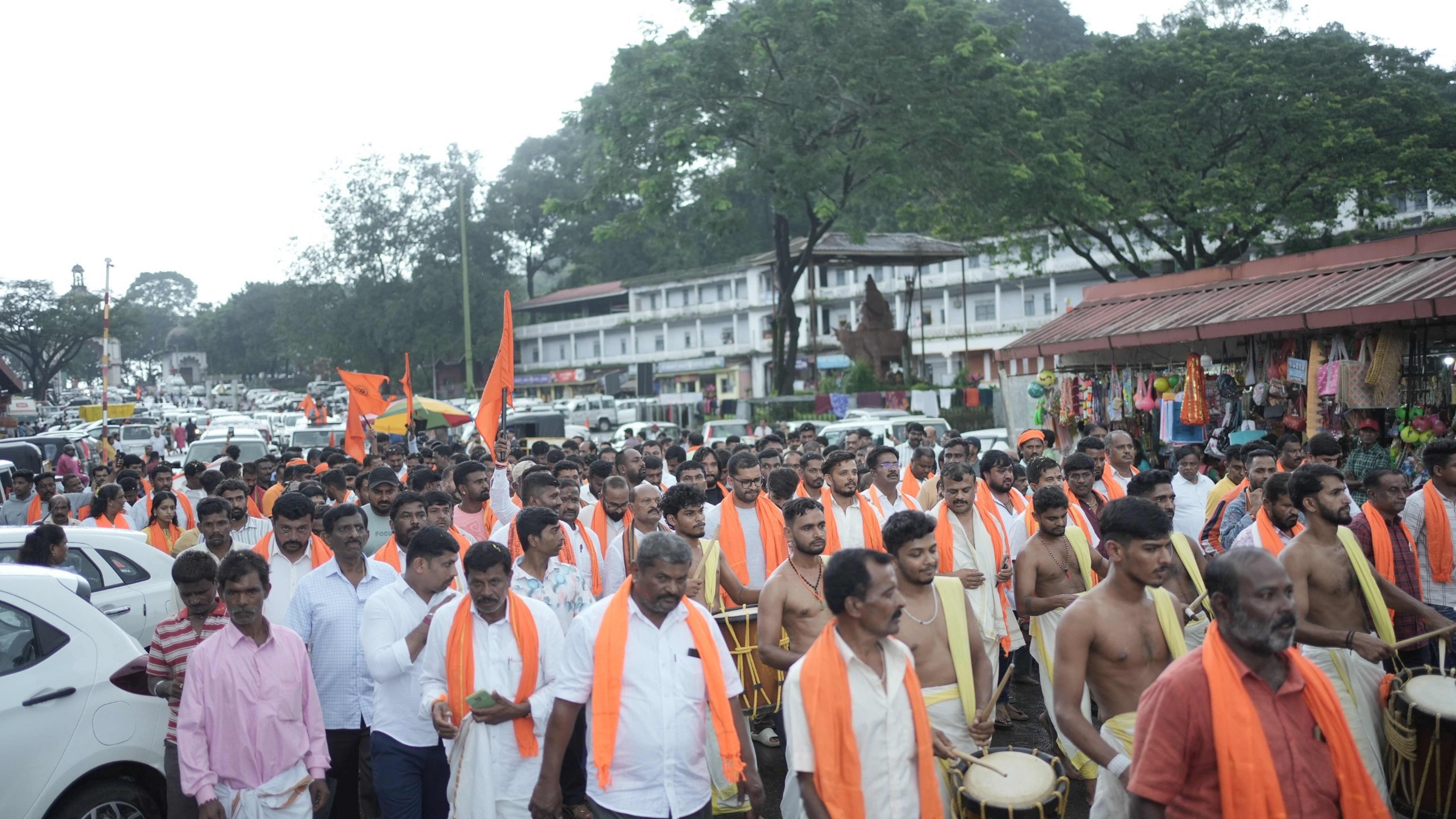 ಶಾಸಕ ಎಸ್‌.ಆರ್‌.ವಿಶ್ವನಾಥ್ ನೇತೃತ್ವದಲ್ಲಿ ಬೆಂಗಳೂರಿನಿಂದ ಹೊರಟ ‘ಧರ್ಮಸ್ಥಳ ಚಲೊ’ ಯಾತ್ರೆ ಧರ್ಮಸ್ಥಳ ಕ್ಷೇತ್ರವನ್ನು ಶನಿವಾರ ತಲುಪಿತು