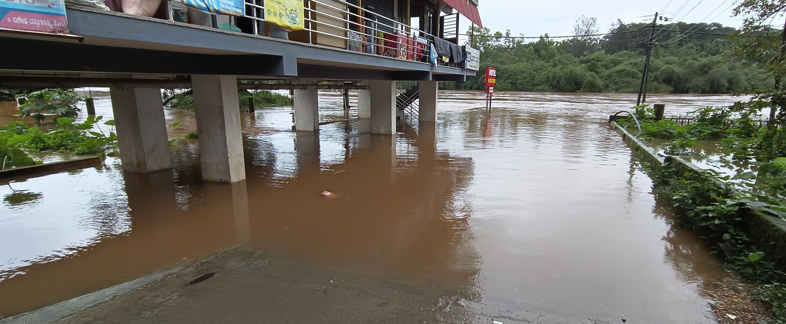 ಮಳೆಯಿಂದ ತುಂಗಾನದಿ ಉಕ್ಕಿಹರಿದು ಕಟ್ಟಡಗಳು ಜಲಾವೃತಗೊಂಡಿರುವುದು 