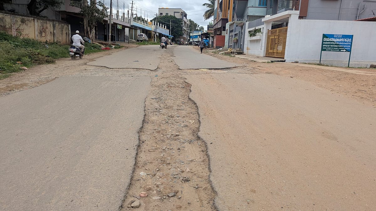 ಚಾಮರಾಜನಗರ | ರಸ್ತೆಗಳು ಗುಂಡಿಮಯ: ಸವಾರರ ಸ್ಥಿತಿ ಅಯೋಮಯ