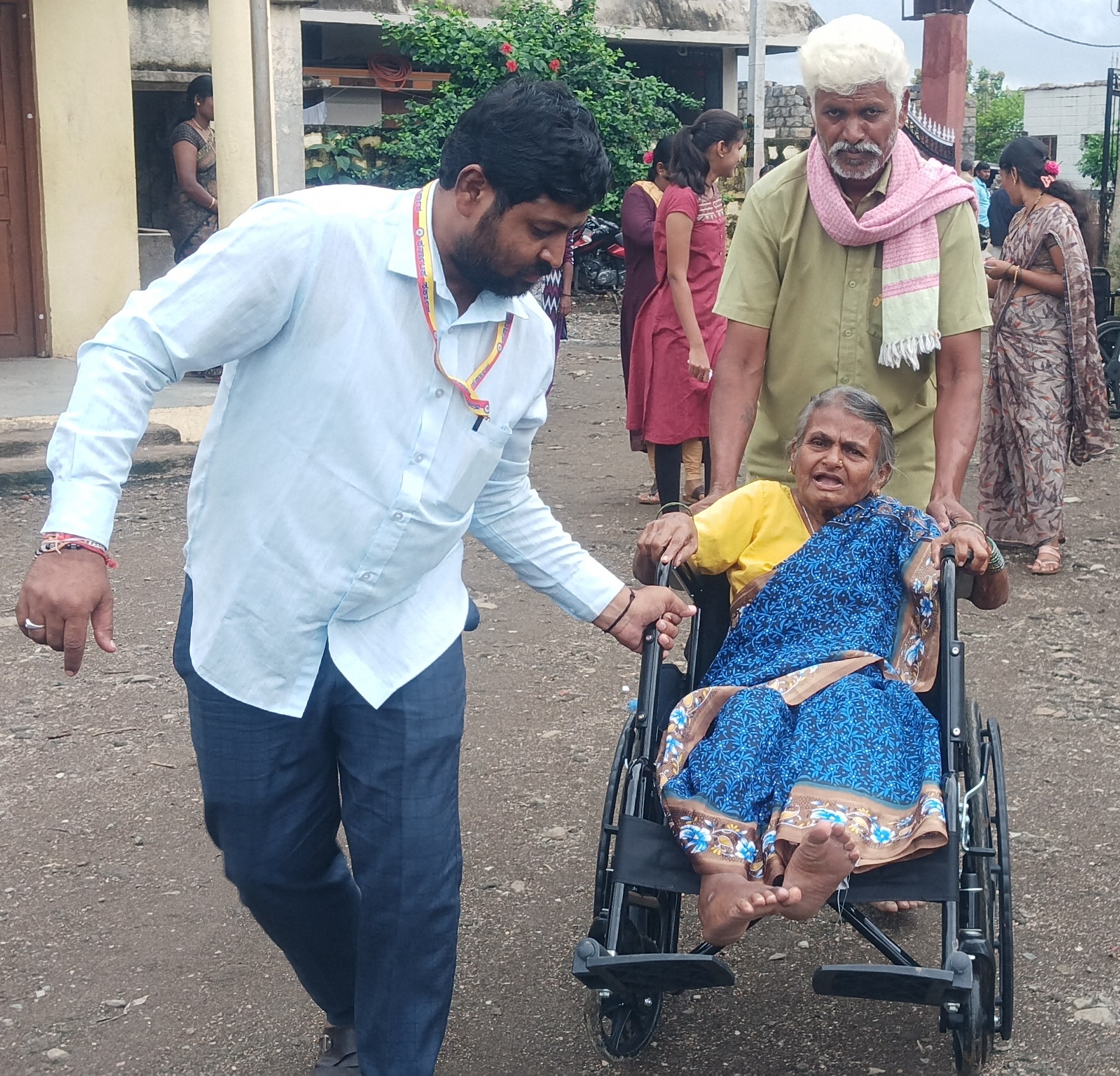 ವೃದ್ಧೆಯೊಬ್ಬರು ಗಾಲಿ ಕುರ್ಚಿಯಲ್ಲಿ ಬಂದು ತಮ್ಮ ಹಕ್ಕು ಚಲಾಯಿಸಿದರು