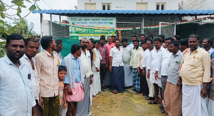 ಕವಿತಾಳ ಸಮೀಪದ ತೋರಣದಿನ್ನಿಯ ಎಣ್ಣೆ ಬೀಜ ಬೆಳೆಗಾರರ ಸಹಕಾರ ಸಂಘದಲ್ಲಿ ರಸಗೊಬ್ಬರ ವಿತರಿಸುತ್ತಿಲ್ಲ ಎಂದು ರೈತರು ಆರೋಪಿಸಿದರು.