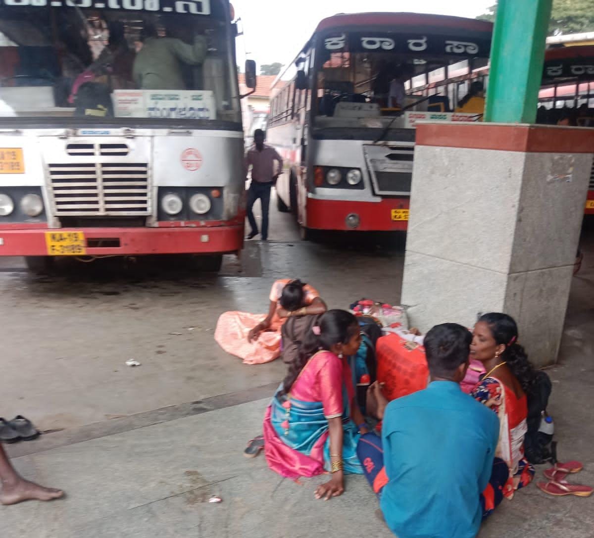 ಮೂಡಿಗೆರೆ ಪಟ್ಟಣವನ್ನು ಬಸ್ ನಿಲ್ದಾಣದಲ್ಲಿ ಆಸನಗಳಿಲ್ಲದೆ ಪ್ರಯಾಣಿಕರು ನೆಲದ ಮೇಲೆ ಕುಳಿತುತಿರುವುದು