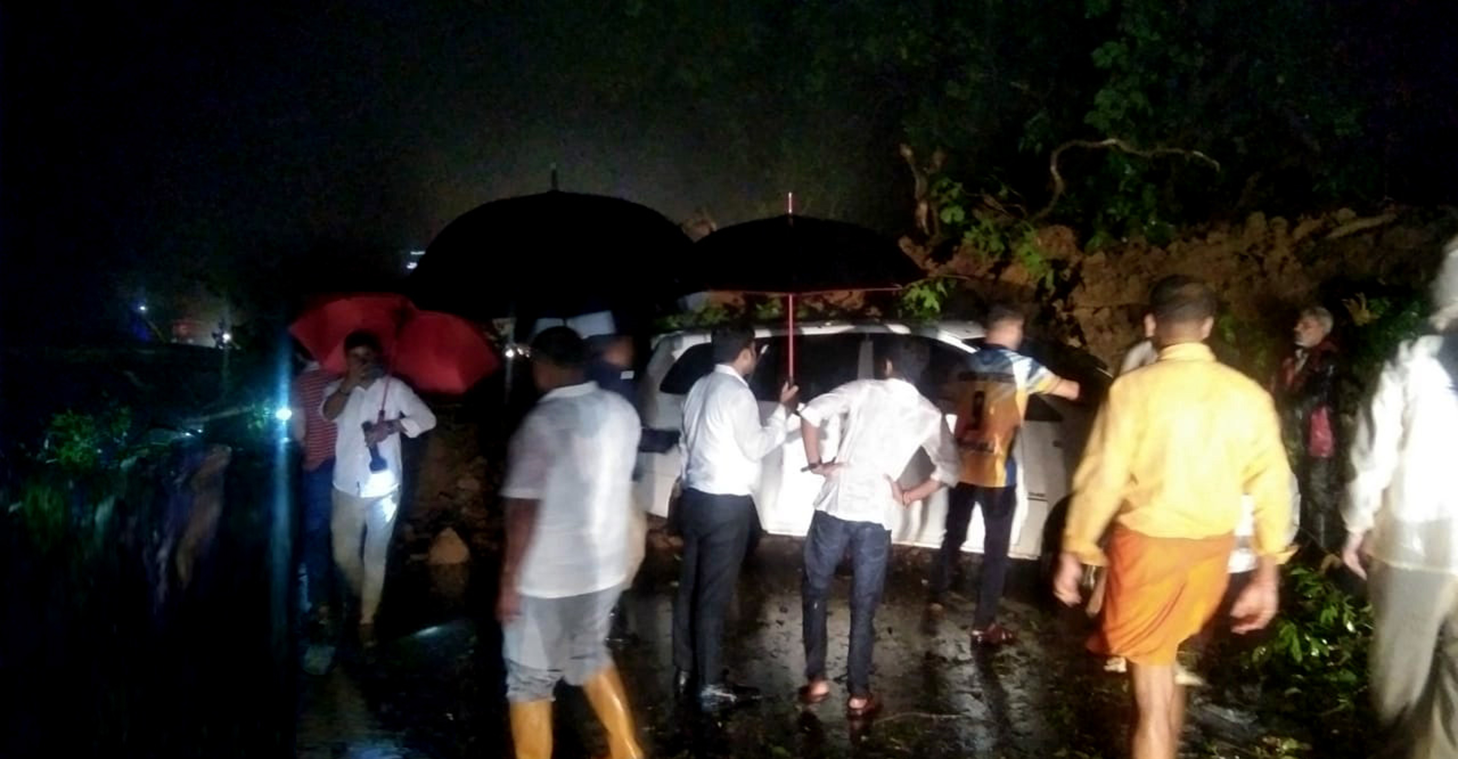 ಸಕಲೇಶಪುರ ತಾಲ್ಲೂಕಿನ ಶಿರಾಡಿ ಘಾಟ್‌ನಲ್ಲಿ ಶನಿವಾರ ತಡರಾತ್ರಿ ಕಾರಿನ ಮೇಲೆ ಗುಡ್ಡ ಕುಸಿದಿದ್ದು ಅಧಿಕಾರಿಗಳು ಹಾಗೂ ಸಿಬ್ಬಂದಿ ಮಣ್ಣು ತೆರವುಗೊಳಿಸುತ್ತಿರುವುದು