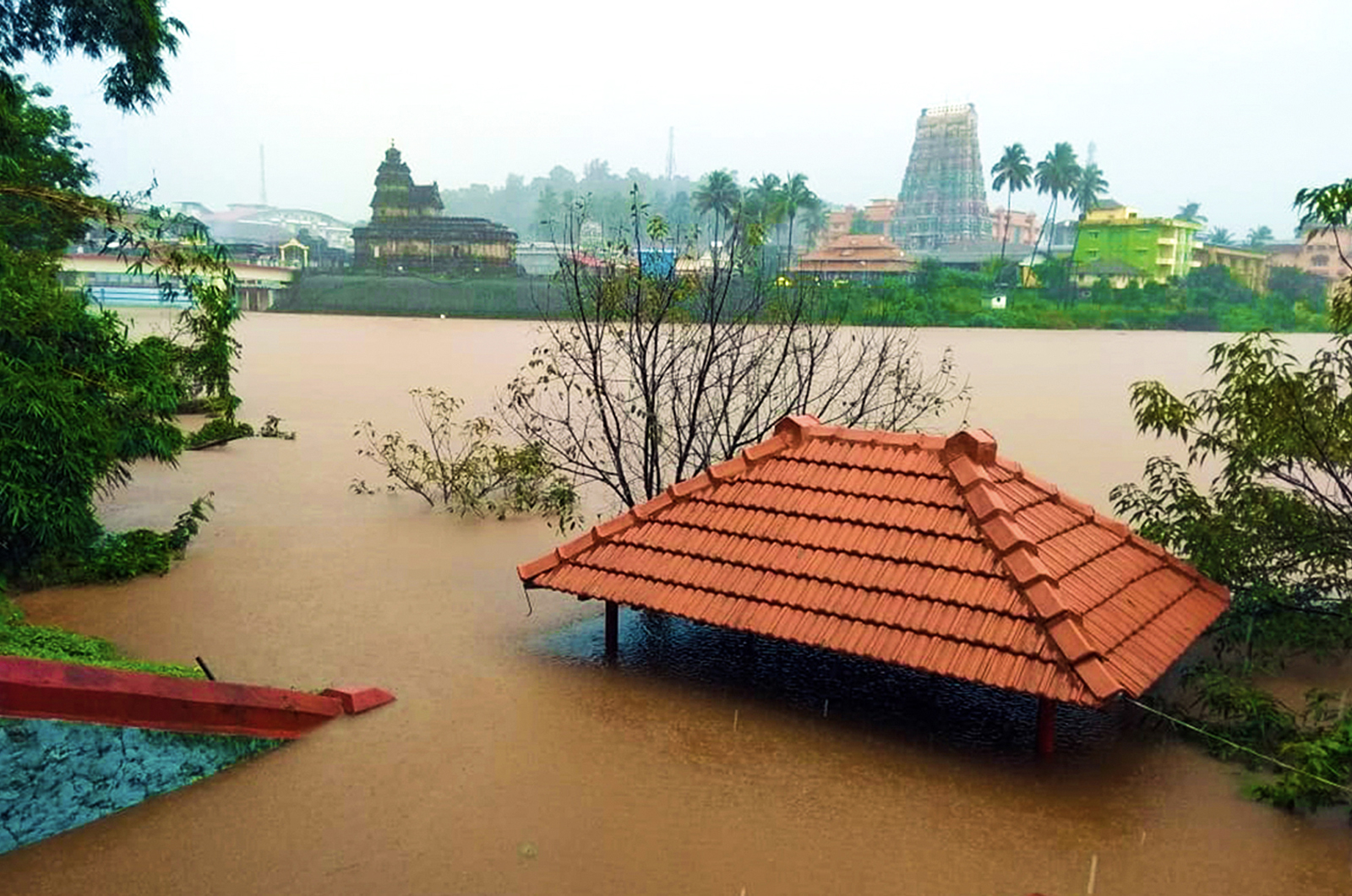 ಶೃಂಗೇರಿ ತಾಲ್ಲೂಕಿನಲ್ಲಿ ತುಂಗಾನದಿ ಉಕ್ಕಿ ಹರಿದ ಪರಿಣಾಮ ಶಾರದಾ ಪೀಠದ ಸಂದ್ಯಾವಂದನೆ ಮಂಟಪ ಮುಳುಗಡೆಯಾಗಿರುವುದು
