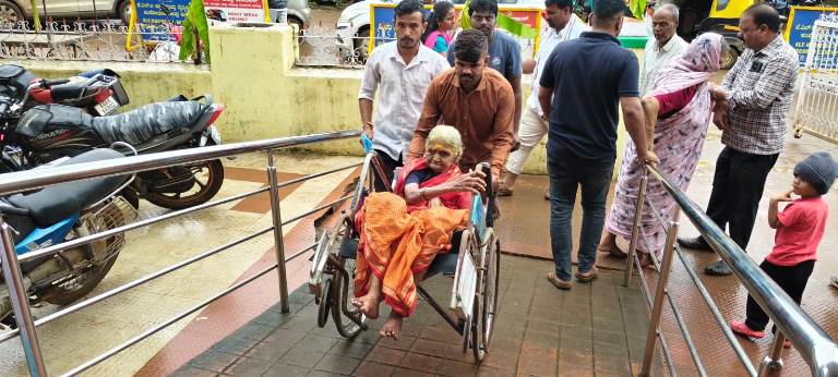 ರಟ್ಟೀಹಳ್ಳಿ ಪಟ್ಟಣ ಪಂಚಾಯಿತಿ ಚುನಾವಣೆಯಲ್ಲಿ ವ್ಹೀಲ್‌ಚೇರ್‌ನಲ್ಲಿ ಬಂದು ವೃದ್ಧೆಯೊಬ್ಬರು ಮತದಾನ ಮಾಡಿದರು