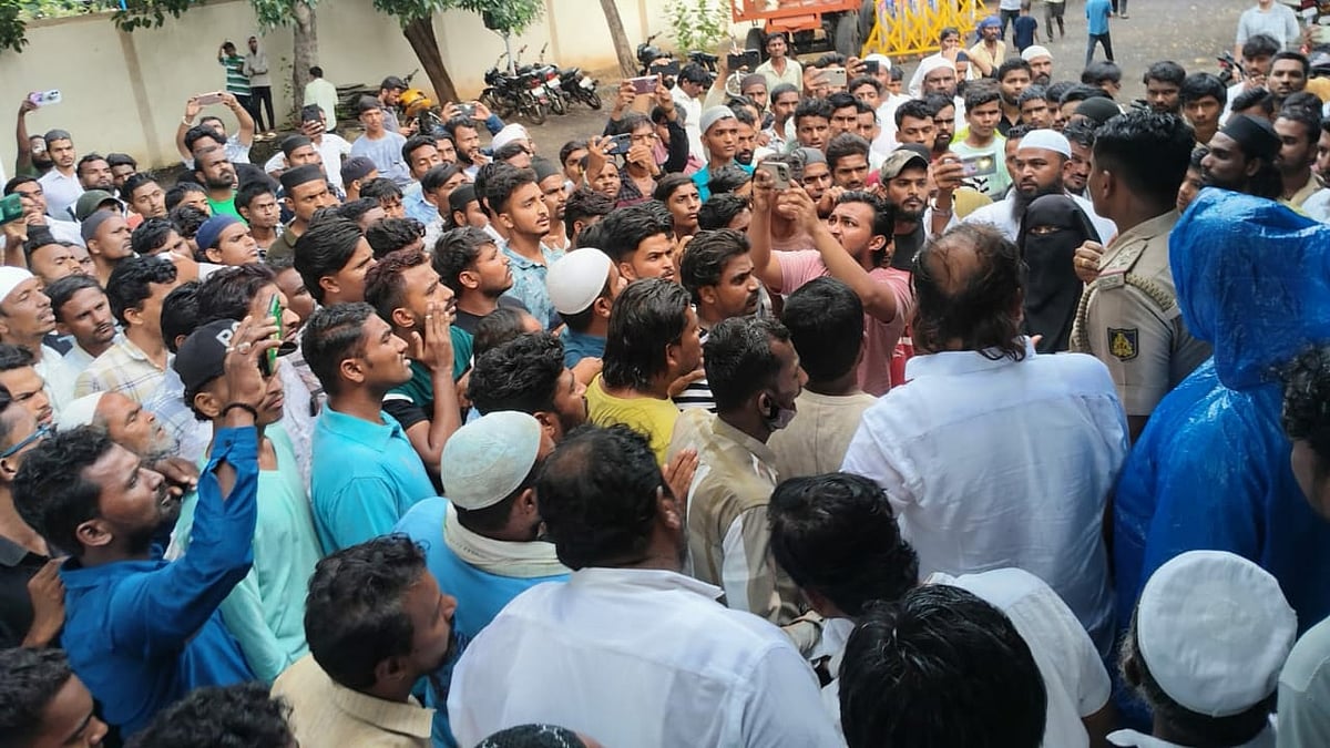 ವಿಜಯಪುರ: ಶಾಸಕ ಯತ್ನಾಳ ವಿರುದ್ಧ ಕಪ್ಪುಬಟ್ಟೆ ಪ್ರದರ್ಶನ, ಮುತ್ತಿಗೆ ಹಾಕಲು ಯತ್ನ