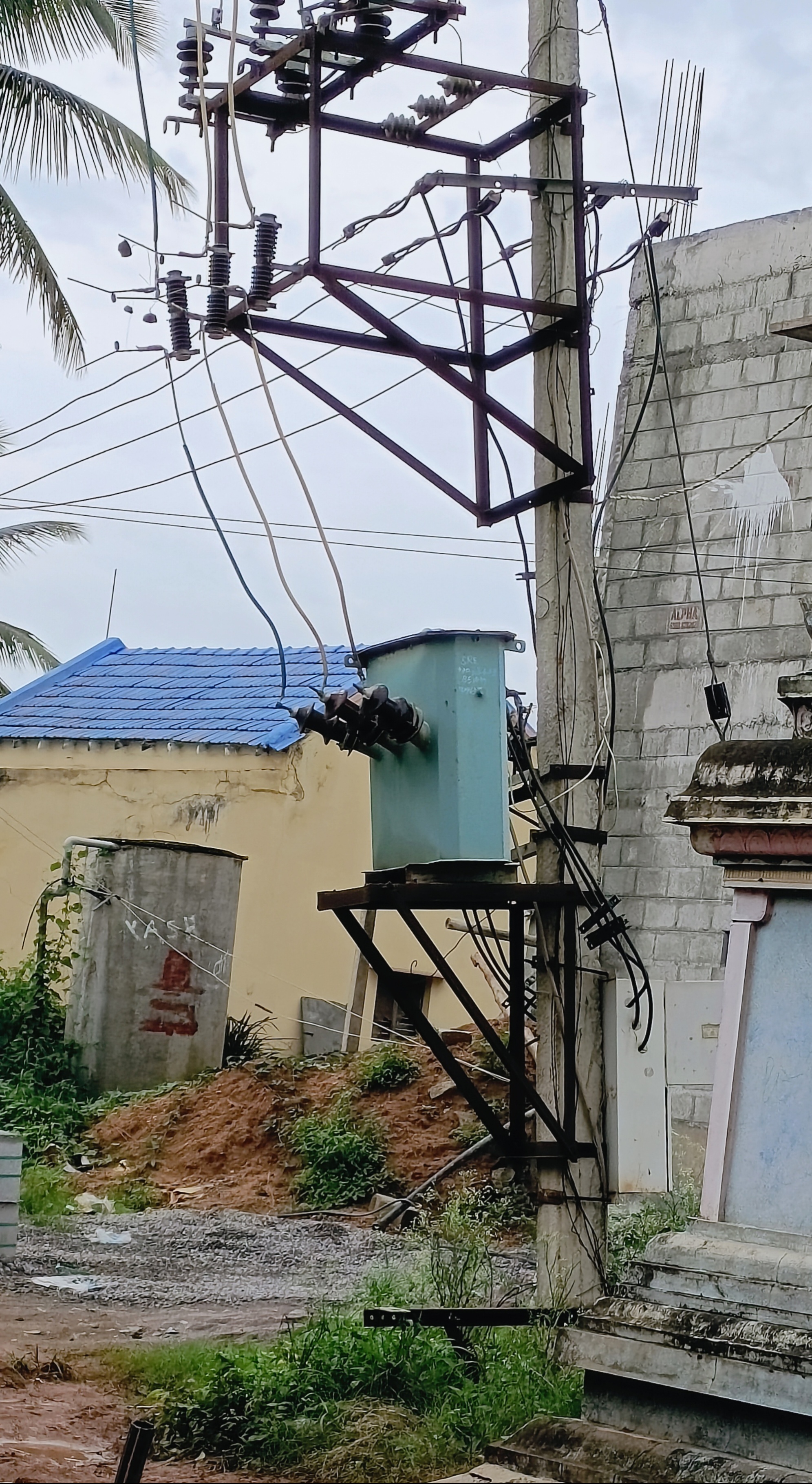 ರಸ್ತೆ ಪಕ್ಕದಲ್ಲೆ ಇರುವ ಟಿಸಿ