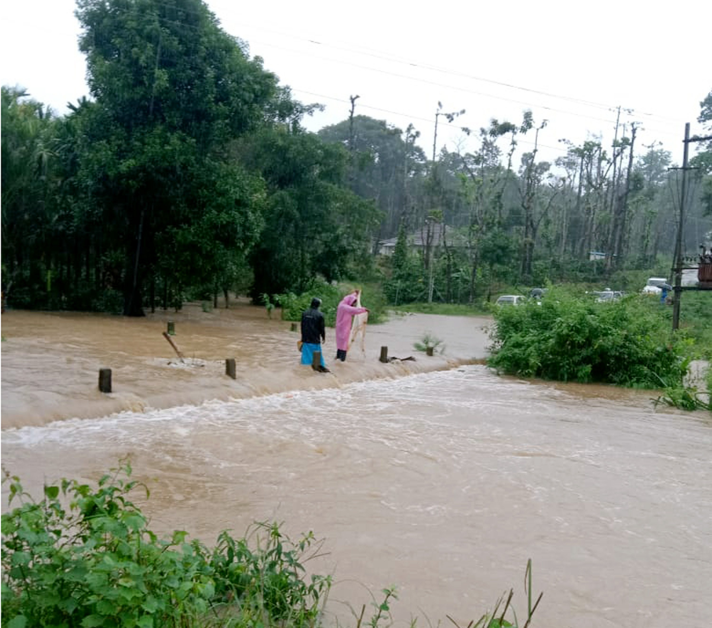 ಸಕಲೇಶಪುರ ತಾಲ್ಲೂಕಿನ ಮಠಸಾಗರ ಗ್ರಾಮಕ್ಕೆ ಸಂಪರ್ಕ ಕಲ್ಪಿಸುವ ಸೇತುವೆ ಮೇಲೆ ಭಾನುವಾರ ಕಿರುಹಳ್ಳ ಉಕ್ಕಿ ಹರಿಯಿತು