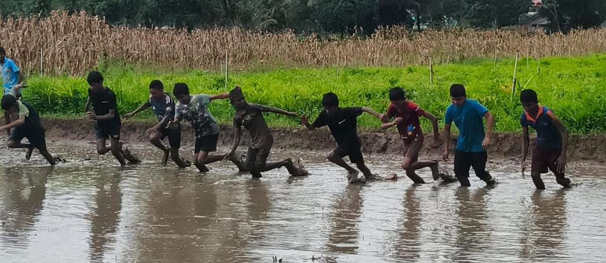 ಕುಶಾಲನಗರ: ಕೆಸರುಗದ್ದೆಯಲ್ಲಿ ಮಿಂದೆದ್ದ‌ ಮಕ್ಕಳು