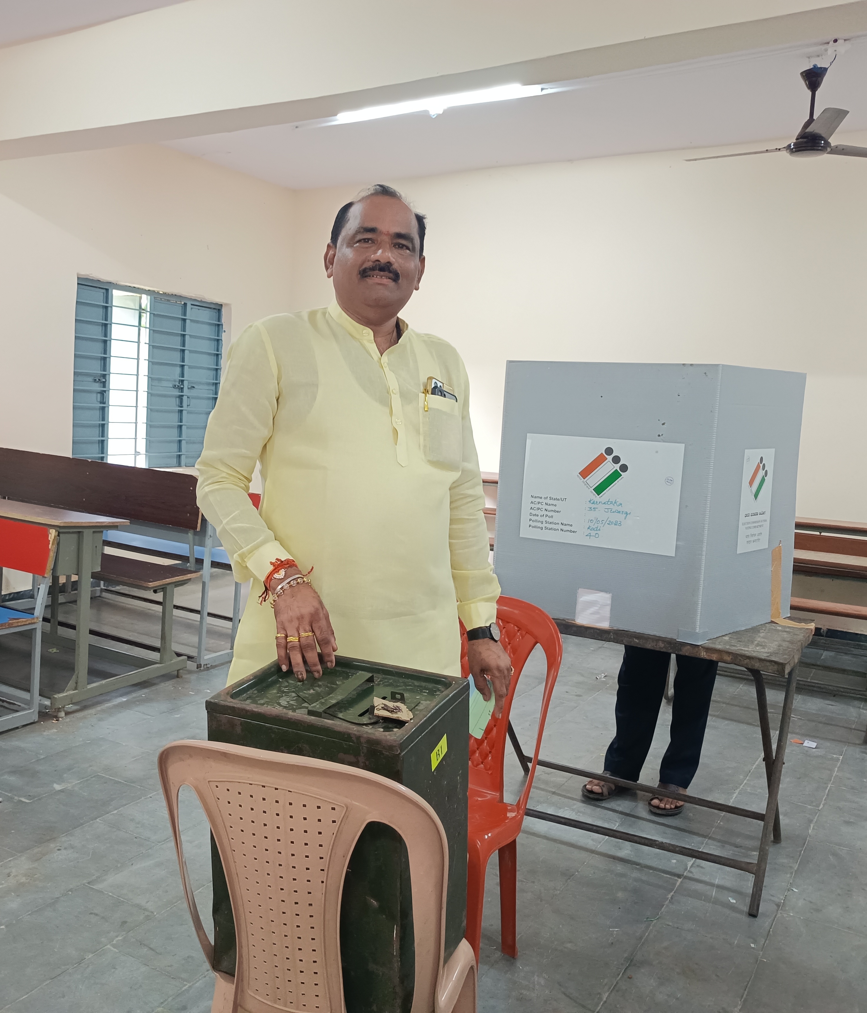 ಮಾಜಿ ಶಾಸಕ ದೊಡ್ಡಪ್ಪಗೌಡ ಪಾಟೀಲ ನರಿಬೋಳ ಮತ ಚಲಾವಣೆ ಮಾಡಿದರು