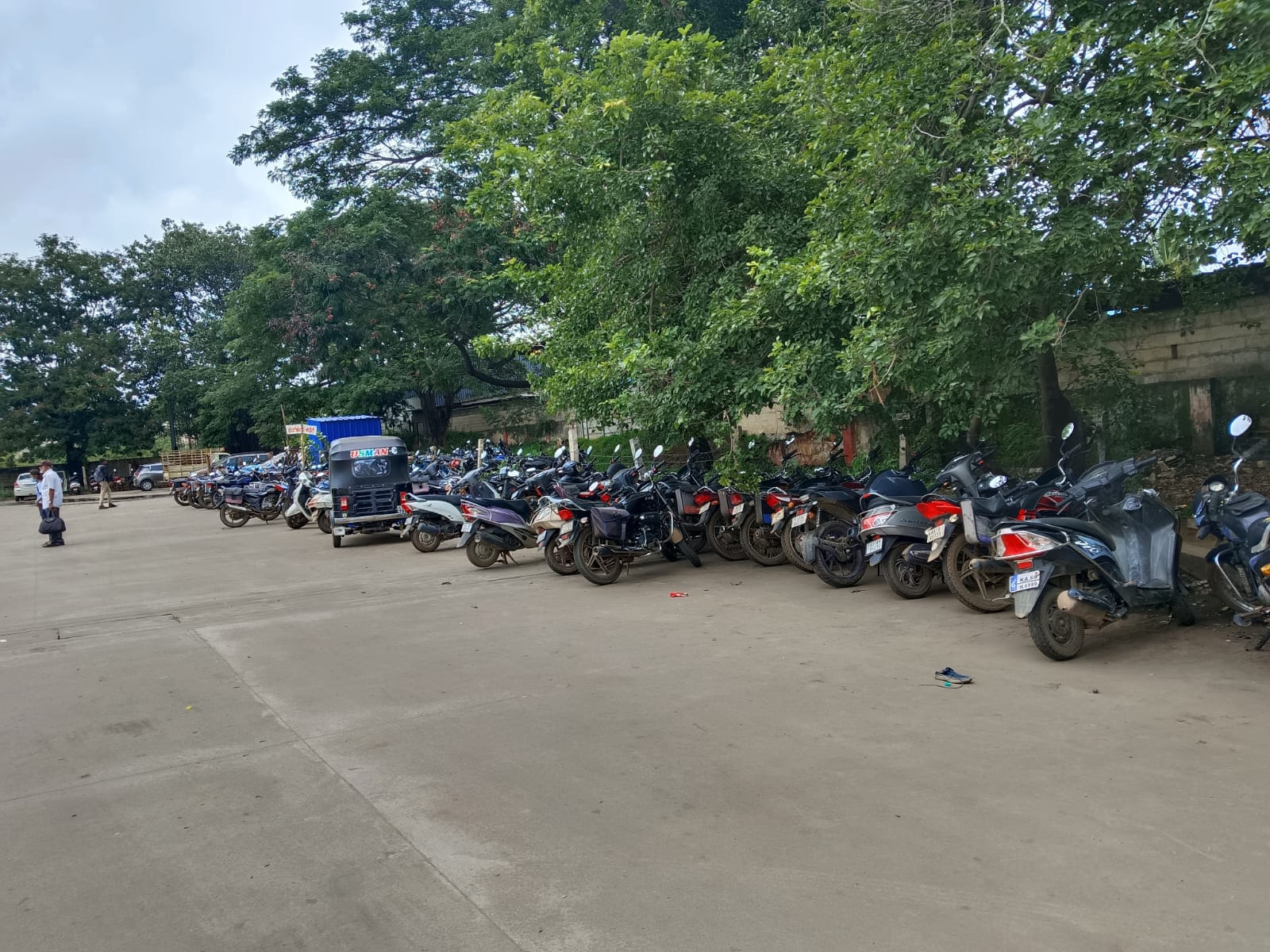 ಕಡೂರು ನಿಲ್ದಾಣದಲ್ಲಿ ಎಲ್ಲೆಂದರಲ್ಲಿ ವಾಹನಗಳನ್ನು ನಿಲ್ಲಿಸಿರುವುದು