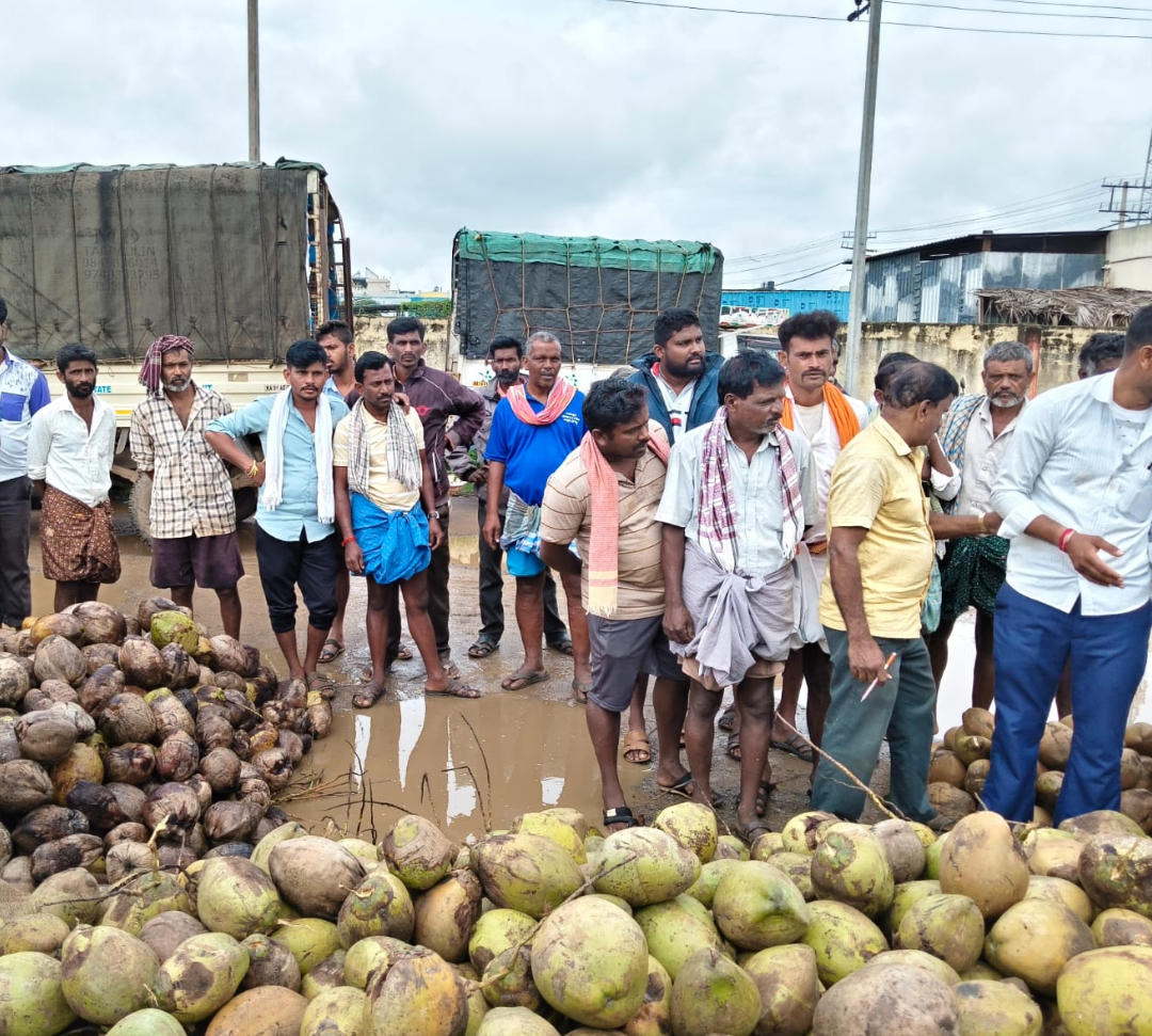ಚೇಳೂರಿನ ಎಪಿಎಂಸಿ ಆವರಣದಲ್ಲಿ ನೀರಿನಲ್ಲಿಯೇ ನಿಂತು ತೆಂಗಿನ ಕಾಯಿ ವ್ಯಾಪಾರ