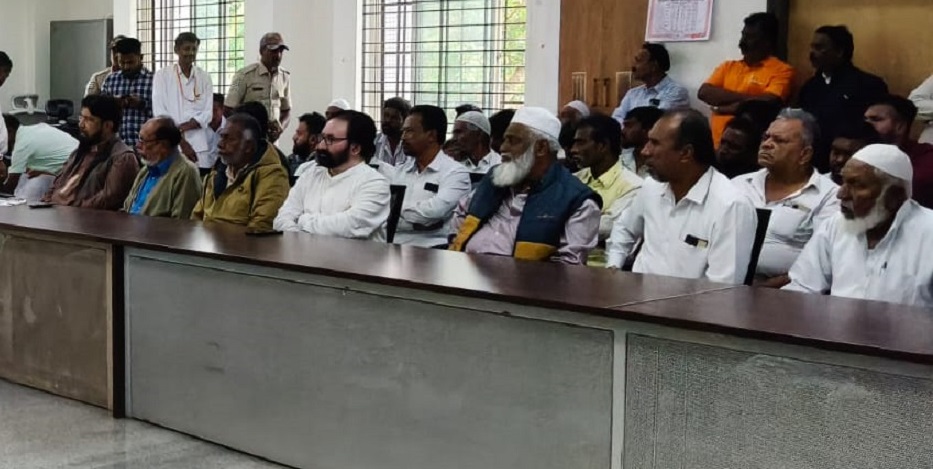 ಶಾಂತಿ ಪಾಲನಾ ಸಮಿತಿ ಸಭೆಯಲ್ಲಿ ಪಾಲ್ಗೊಂಡಿದ್ದ ಮುಖಂಡರು