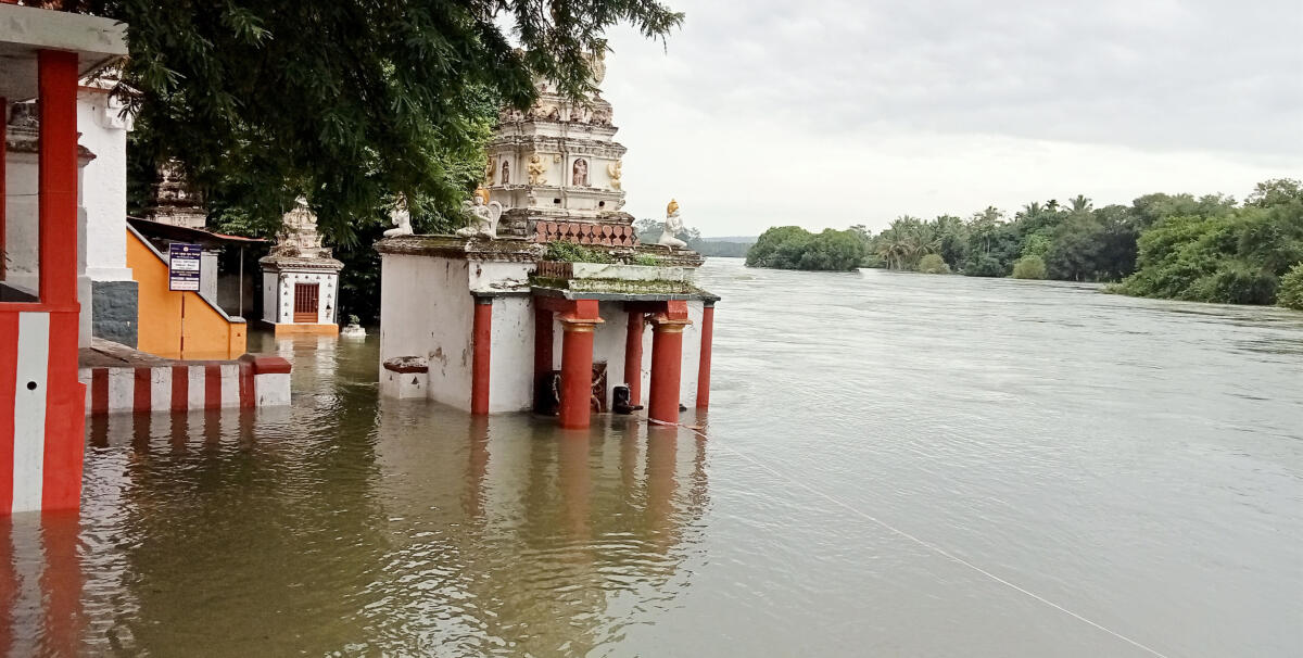 ಶ್ರೀರಂಗಪ‍ಟ್ಟಣ ಸಮೀಪದ ಗಂಜಾಂ ಸಮೀಪದ ದೊಡ್ಡ ಗೋಸಾಯಿಘಾಟ್‌ ಬಳಿ ಕಾವೇರಿ ನದಿ ಮೈದುಂಬಿ ಹರಿಯುತ್ತಿದ್ದು ತೀರದ ದೇವಾಲಯಗಳು ಜಲಾವೃತವಾಗಿವೆ