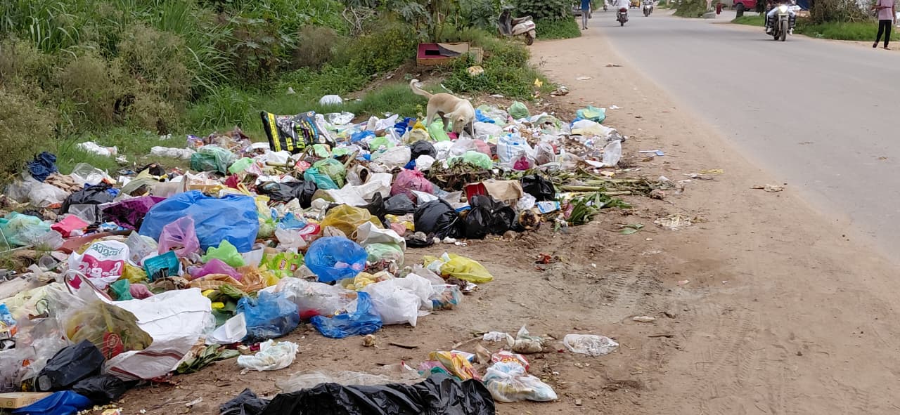 ಬಿದರಹಳ್ಳಿ ರಾಂಪುರ ರಸ್ತೆ ಬದಿಯಲ್ಲಿ ತ್ಯಾಜ್ಯದ ರಾಶಿ  