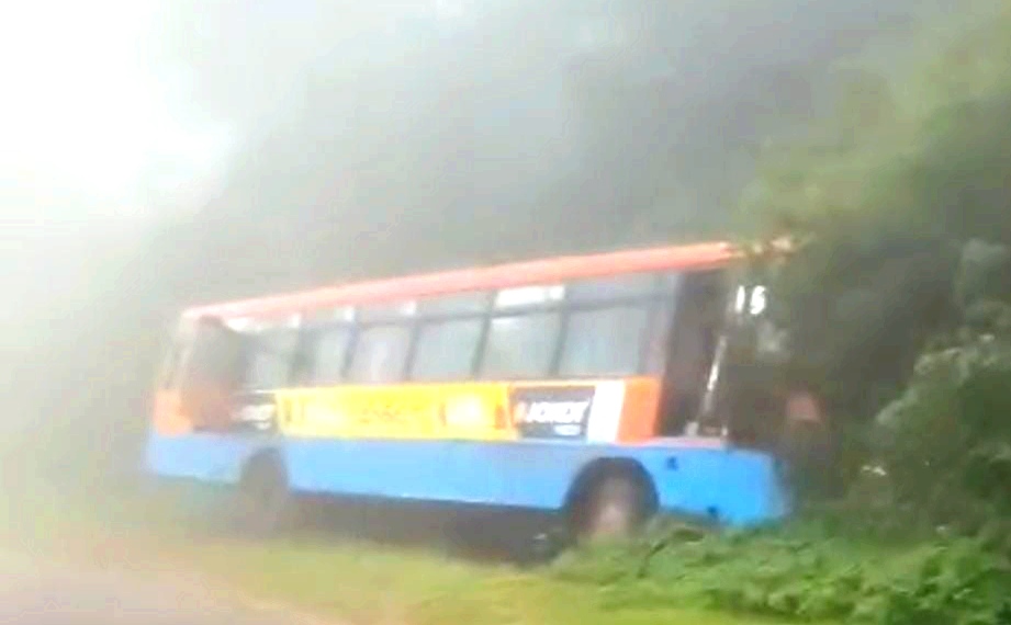 ಸೋಮವಾರಪೇಟೆ ತಾಲ್ಲೂಕಿನ ಮುಟ್ಟು ಗ್ರಾಮದ ಸುಬ್ರಮಣ್ಯ ದೇವಸ್ಥಾನದ ಸಮೀಪ ಕೆಎಸ್ಆರ್‌ಟಿಸಿ ಬಸ್ ಅಪಘಾತಕ್ಕೀಡಾಗಿದೆ