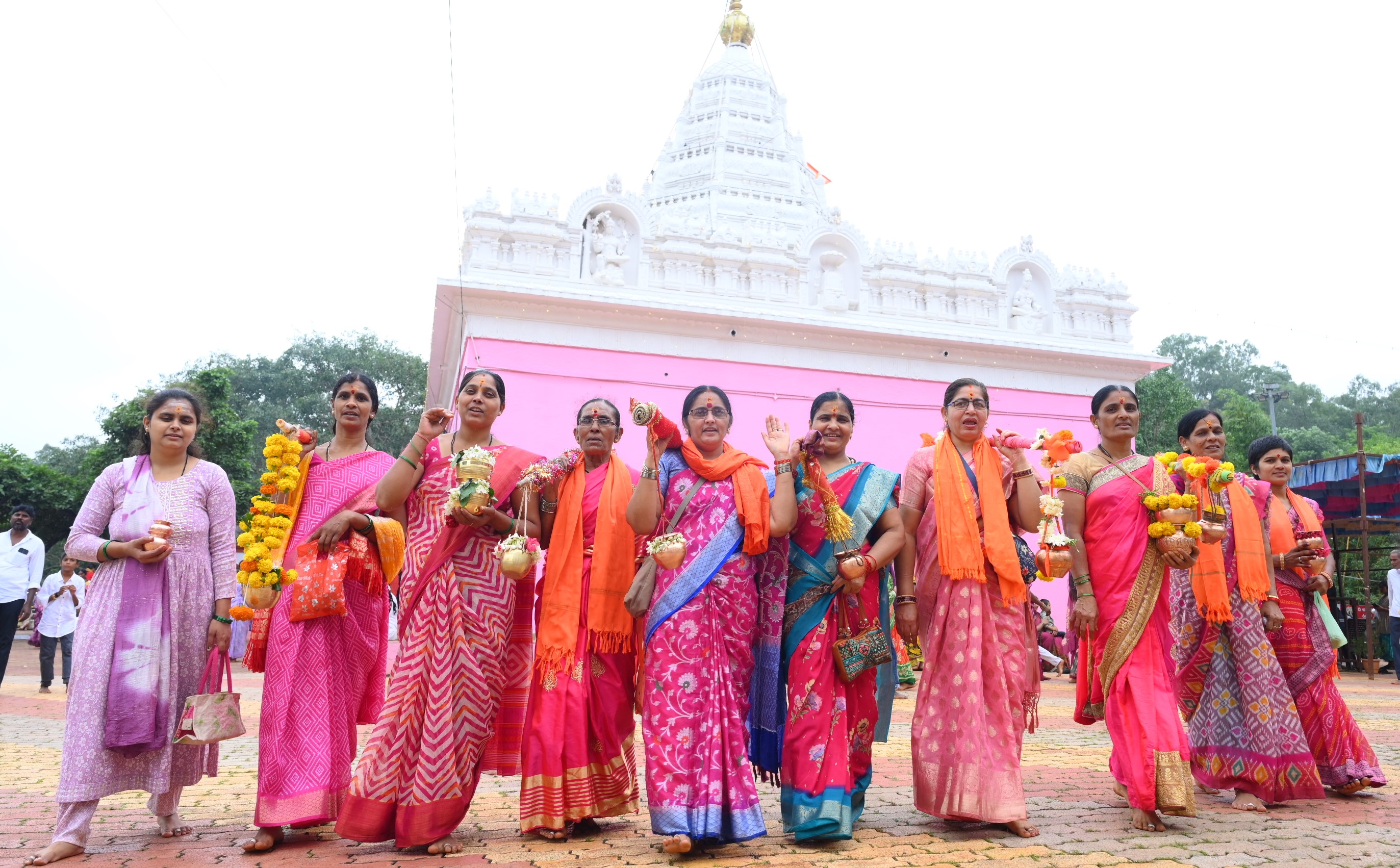 ಮಹಿಳೆಯರು ಪವಿತ್ರ ಜಲದೊಂದಿಗೆ ಪಾಪನಾಶ ವರೆಗೆ ಕಾವಡ ಯಾತ್ರೆ ಕೈಗೊಂಡರು