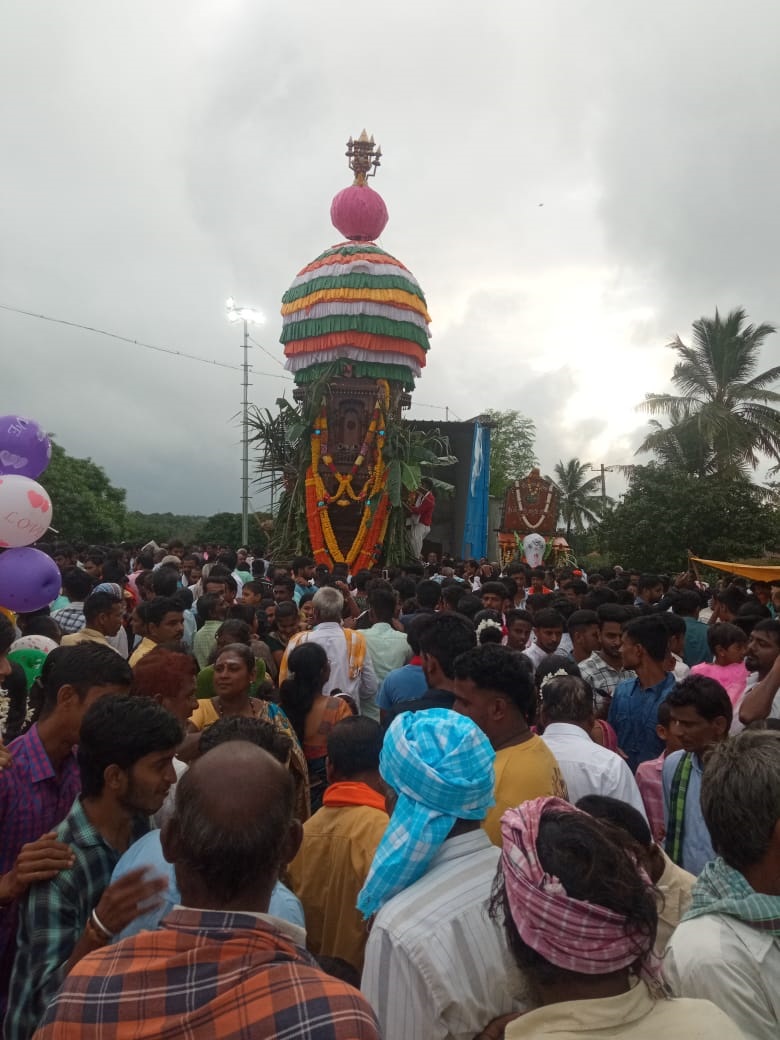 ಹುಬ್ಬಳ್ಳಿ ತಾಲ್ಲೂಕಿನ ವರೂರು (ಛಬ್ಬಿ ಕ್ರಾಸ್) ಗ್ರಾಮದಲ್ಲಿ ಹುಚ್ಚಯ್ಯನಬಂಡಿ ಚರಮೂರ್ತೇಶ್ವರ ಪಲ್ಲಕ್ಕಿ ಉತ್ಸವ ನಡೆಯಿತು