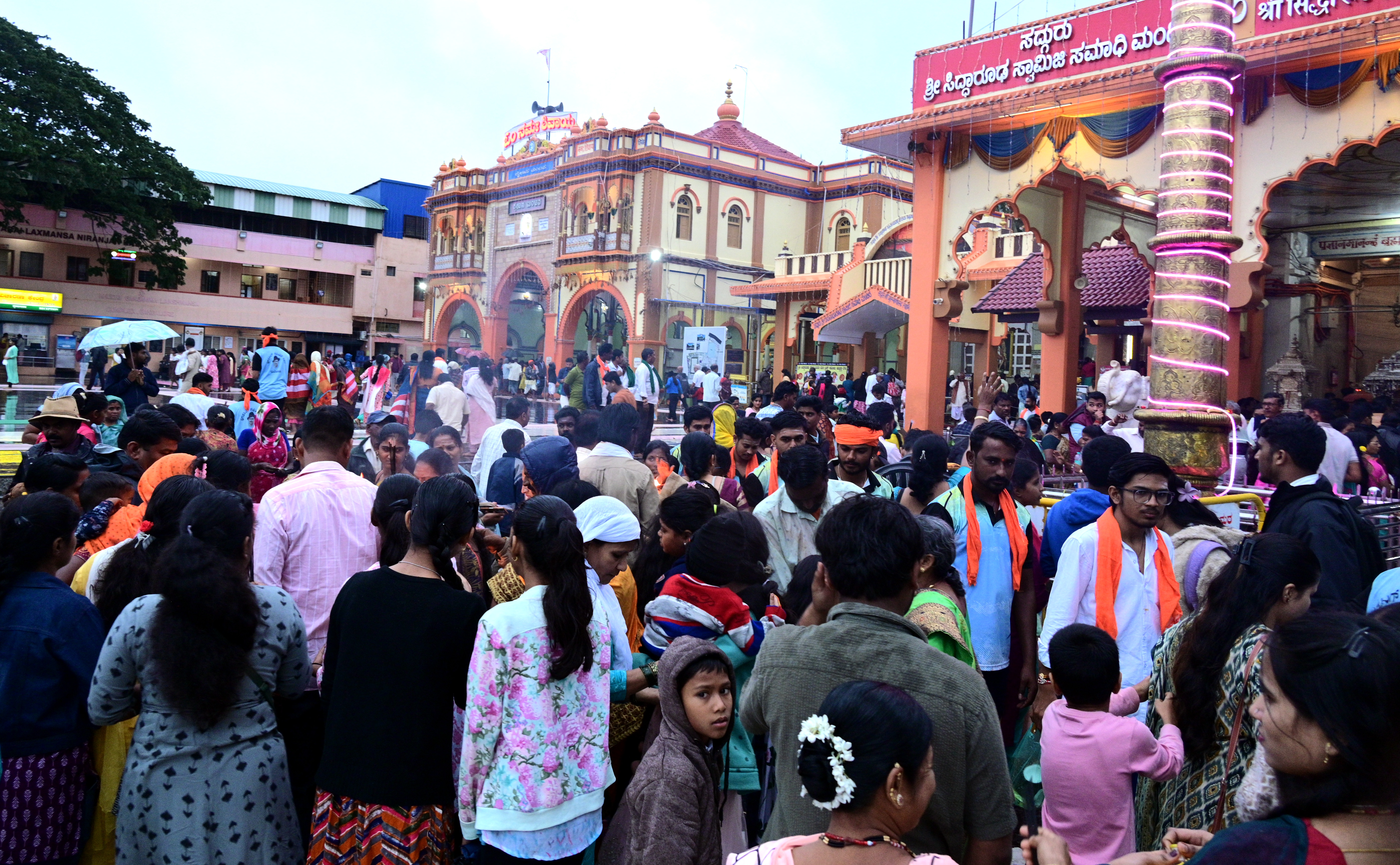 ಶ್ರಾವಣ ಕೊನೆಯ ಸೋಮವಾರದ ಅಂಗವಾಗಿ ಹುಬ್ಬಳ್ಳಿಯ ಸಿದ್ಧಾರೂಢ ಮಠಕ್ಕೆ ಭಕ್ತರು ಭೇಟಿ ನೀಡಿದರು