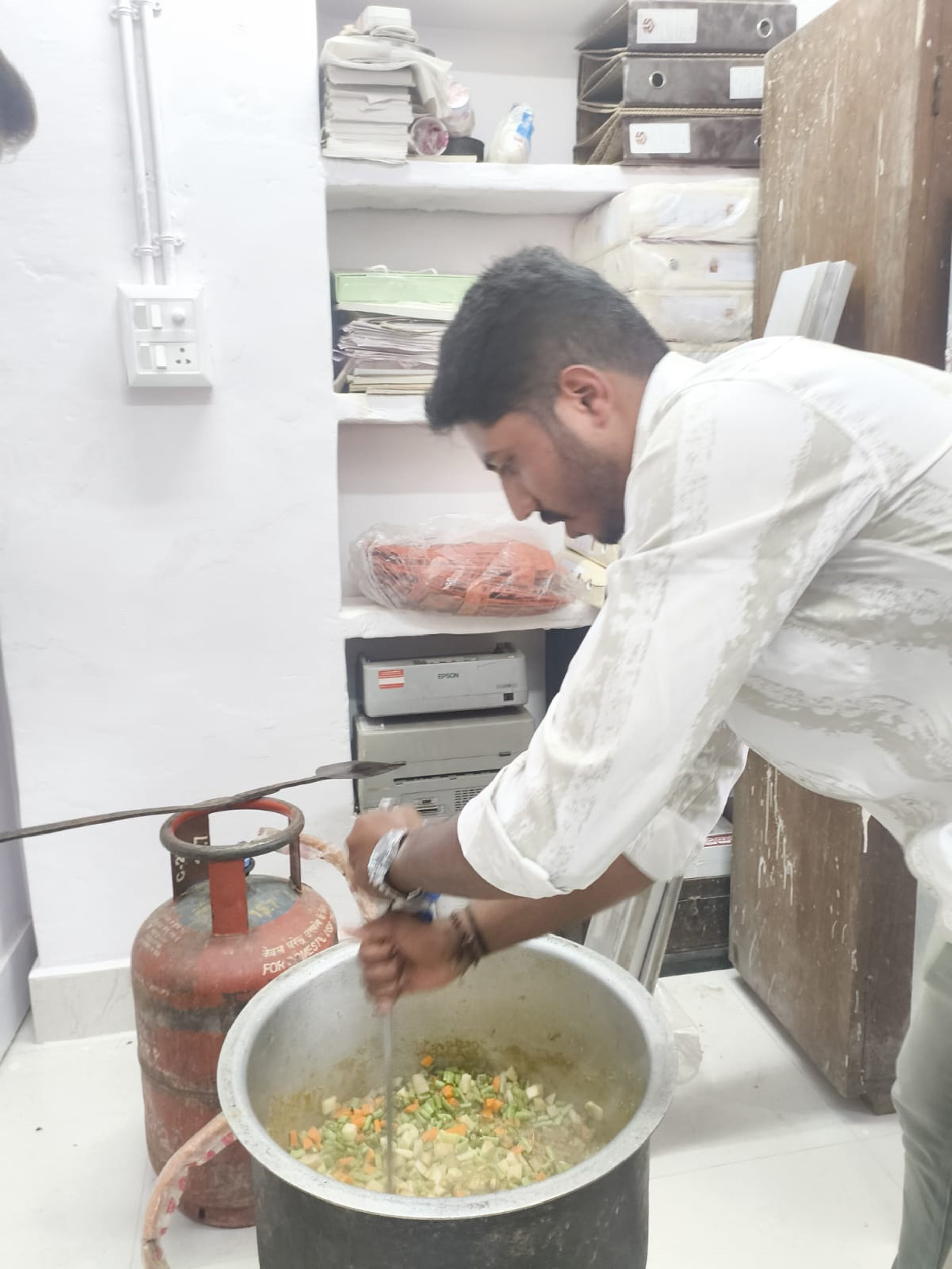 ಬೇಲೂರಿನ ಅಂಚೆ ಕಚೇರಿಯಲ್ಲಿ ನೌಕರರು ಅಡುಗೆ ತಯಾರಿಸುತ್ತಿರುವುದು