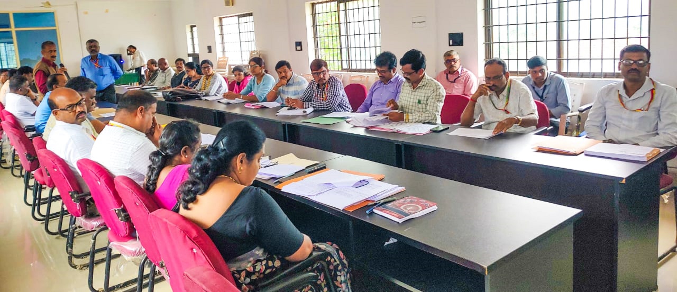 ವಿರಾಜಪೇಟೆ ತಾಲ್ಲೂಕು ಪಂಚಾಯಿತಿ ಸಾಮರ್ಥ್ಯಸೌಧದಲ್ಲಿ ಸೋಮವಾರ ನಡೆದ ತಾಲ್ಲೂಕು ಪಂಚಾಯಿತಿ ಸಾಮಾನ್ಯ ಸಭೆಯಲ್ಲಿ ಅಧಿಕಾರಿಗಳು ಭಾಗವಹಿಸಿದ್ದರು