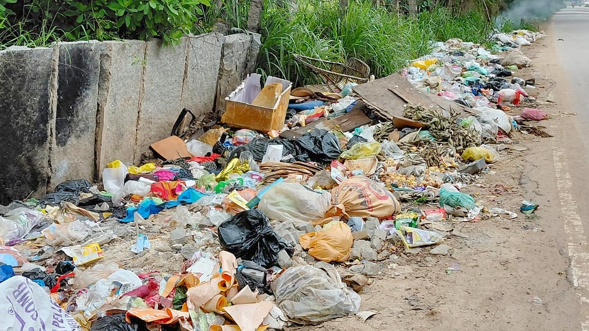 ಕೆ.ಆರ್.ಪುರ:  ಬೀದಿ ಬದಿಗಳಲ್ಲಿ ತ್ಯಾಜ್ಯದ ರಾಶಿ.. ಸಾರ್ವಜನಿಕರಿಗೆ ಕಿರಿಕಿರಿ