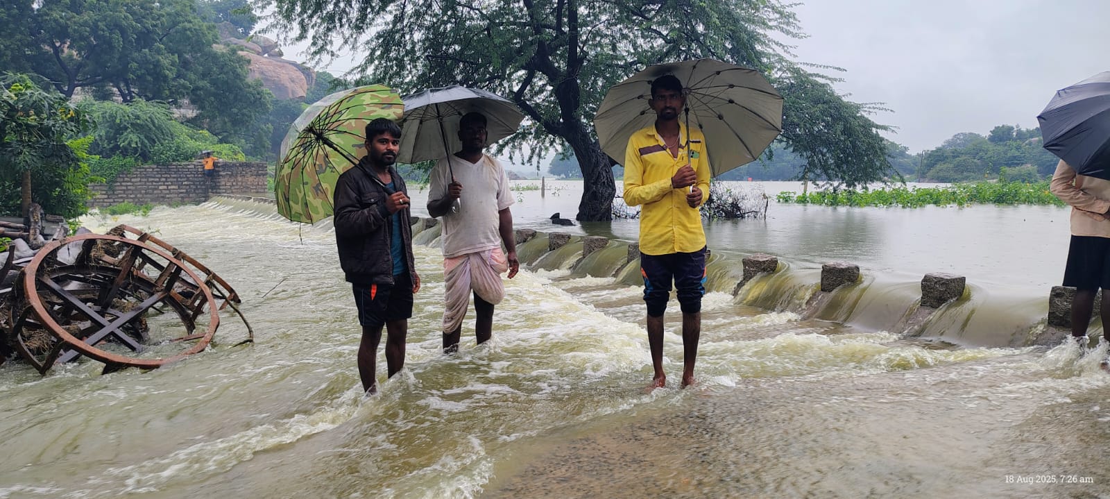 ಯರಗೋಳ ಗ್ರಾಮದ ದೊಡ್ಡಕೆರೆ ತುಂಬಿದ್ದು ಯುವಕರು ಕೊಡೆ ಹಿಡಿದು ನೀರಲ್ಲಿ ಸಂಭ್ರಮಿಸಿದರು