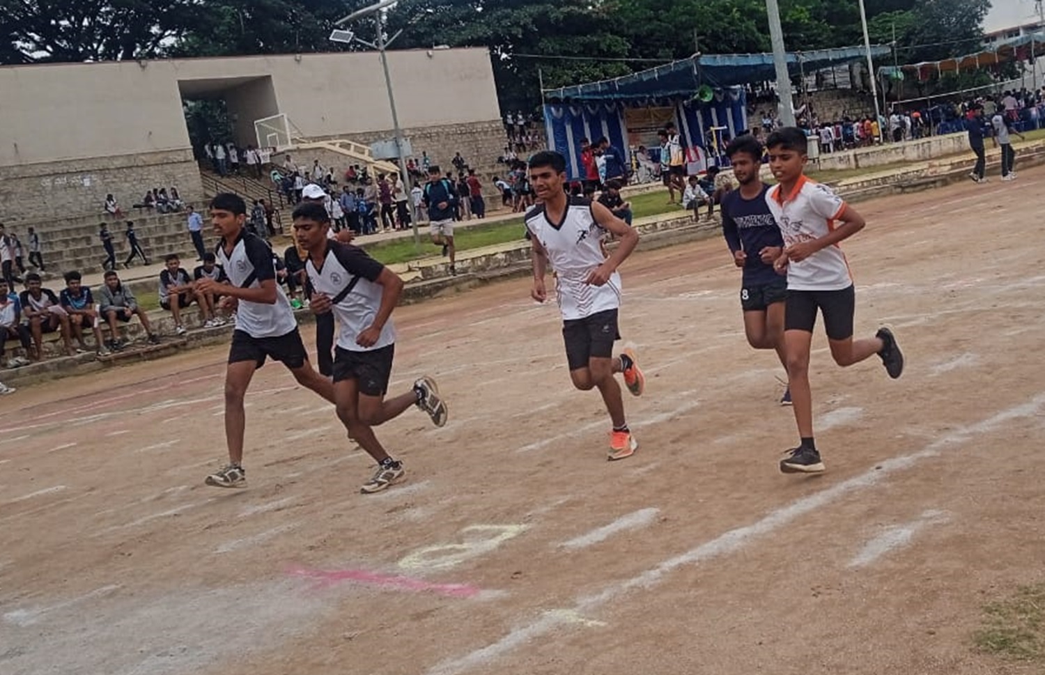 ದಸರಾ ಕ್ರೀಡಾಕೂಟದಲ್ಲಿ ನಡೆದ ಓಟದ ಸ್ಪರ್ಧೆಯಲ್ಲಿ ಭಾಗವಹಿಸಿದ್ದ ಕ್ರೀಡಾಪಟುಗಳು