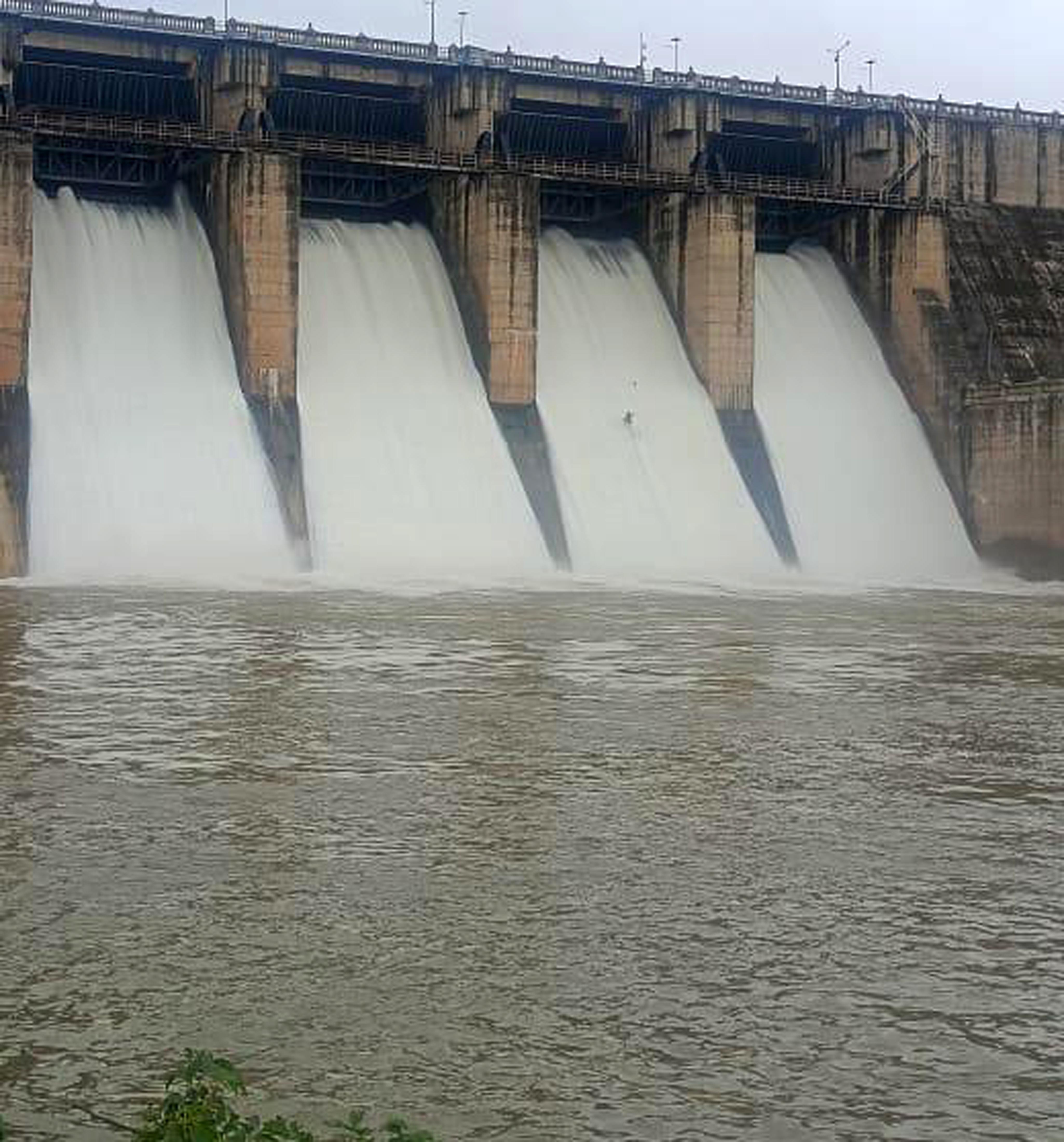 ಹುಕ್ಕೇರಿ ತಾಲ್ಲೂಕಿನ ಶಿರೂರ್ ಜಲಾಶಯಯದಿಂದ 2300 ಕ್ಯುಸೆಕ್‌ ನೀರನ್ನು ಸೋಮವಾರ ನದಿಗೆ ಬಿಡಲಾಯಿತು