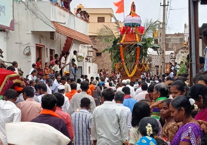 ಶಿರೂರಿನಲ್ಲಿ ಸೋಮವಾರ ರಾಮಲಿಂಗೇಶ್ವರ ರಥೋತ್ಸವ ಸಂಭ್ರಮದಿಂದ ಜರುಗಿತು.
