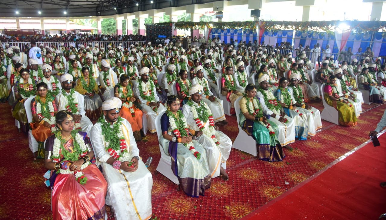 ಸಾಮೂಹಿಕ ವಿವಾಹ ಮಹೋತ್ಸವದಲ್ಲಿ ವೈವಾಹಿಕ ಜೀವನಕ್ಕೆ ಕಾಲಿಟ್ಟ ನವಜೋಡಿಗಳು