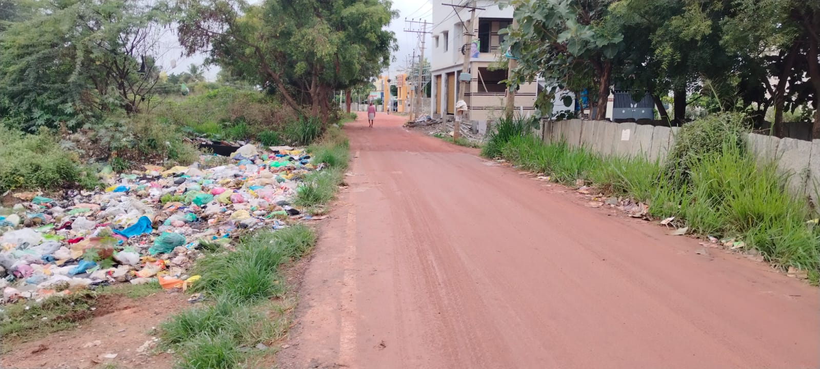 ಹೊಸಕೋಟೆಯ ಸಾಯಿ ಬಡಾವಣೆ ಬಳಿ ಕಸ ಸುರಿದಿರುವುದು