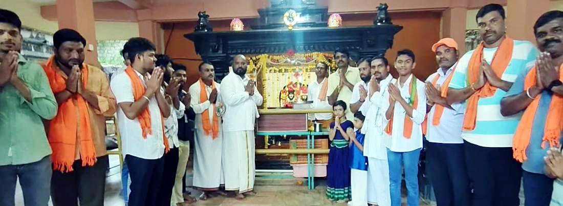 ಬೈಲಹೊಂಗಲ ಸಮೀಪದ ಸೊಗಲ ಸೋಮೇಶ್ವರ ದೇವಸ್ಥಾನಕ್ಕೆ ಸ್ವಾಭಿಮಾನಿ ಕ್ರೀಯಾಶೀಲ ಗೆಳೆಯರ ಬಳಗ ಸದಸ್ಯರು ಪಾದಯಾತ್ರೆ ತೆರಳಿ ವಿಶೇಷ ಪೂಜೆ ಸಲ್ಲಿಸಿ ಪ್ರಾರ್ಥನೆ ಸಲ್ಲಿಸಲಾಯಿತು.