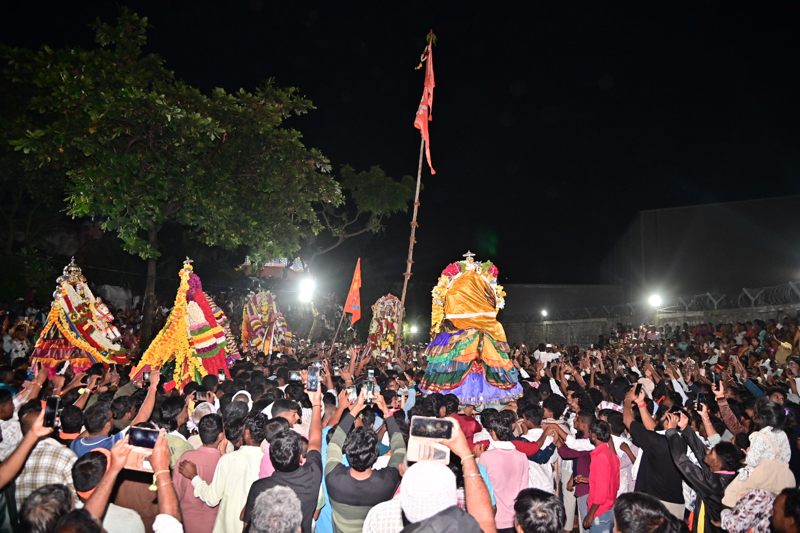 ದಾವಣಗೆರೆಯ ಆನೆಕೊಂಡದಲ್ಲಿ ಸೋಮವಾರ ನಡೆದ ಐತಿಹಾಸಿಕ ಬಸವೇಶ್ವರ ಕಾರ್ಣಿಕೋತ್ಸವದಲ್ಲಿ ಸೇರಿದ್ದ ಸುತ್ತಲಿನ ಗ್ರಾಮಗಳ ಉತ್ಸವ ಮೂರ್ತಿ ಹಾಗೂ ಅಪಾರ ಭಕ್ತರು 