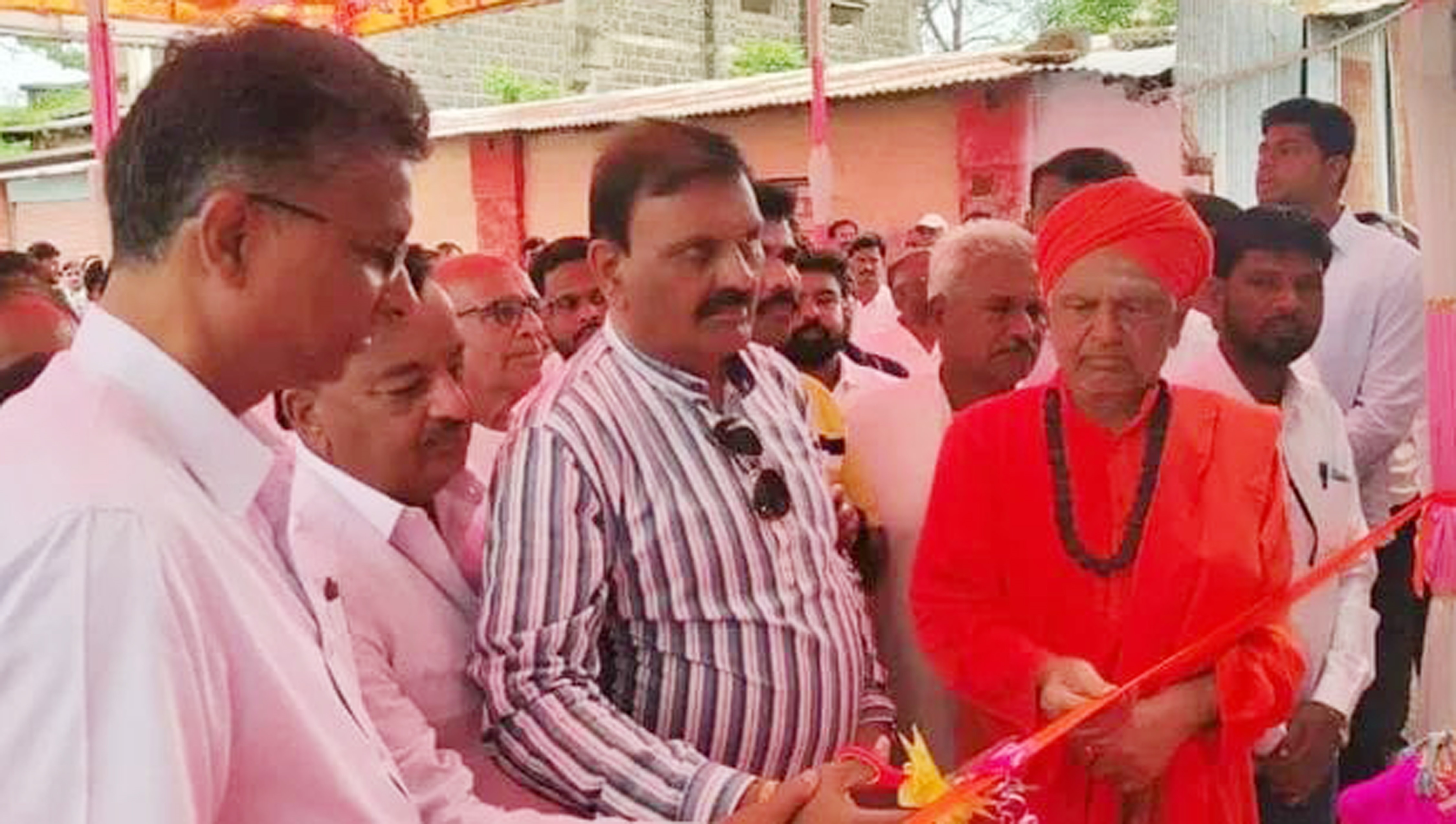 ಹುಕ್ಕೇರಿ ಗ್ರಾಮೀಣ ವಿದ್ಯುತ್ ಸಹಕಾರಿ ಸಂಘದ ಆವರಣದಲ್ಲಿ ನಿರ್ಮಿಸಿದ ನೂತನ ಸಂಗ್ರಹಣಾ ಕೊಠಡಿಯನ್ನು ಅಧ್ಯಕ್ಷ ಜಯಗೌಡ ಪಾಟೀಲ್ ಭಾನುವಾರ ಉದ್ಘಾಟಿಸಿದರು.