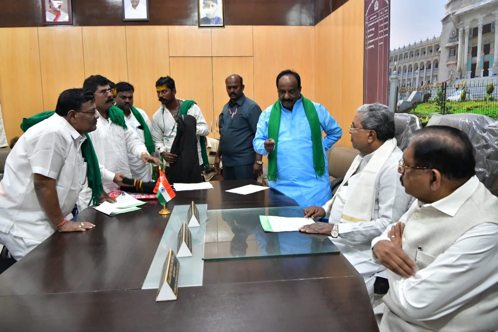ನವಲಗುಂದ ಮಹದಾಯಿ ಕಳಸಾ ಬಂಡೂರಿ ಹೋರಾಟಗಾರರು ಗೋವಾ-ತಮ್ನಾರ ವಿದ್ಯುತ್‌ ಯೋಜನೆಯನ್ನು ತಡೆಹಿಡಿದು ಮರು ಪರಿಶೀಲಿಸಬೇಕೆಂದು ಒತ್ತಾಯಿಸಿ ಶಾಸಕ ಎನ್ ಎಚ್ ಕೋನರಡ್ಡಿ ನೇತೃತ್ವದಲ್ಲಿ ಸಿಎಂ ಸಿದ್ದರಾಮಯ್ಯ ಡಿಸಿಎಂ ಡಿ ಕೆ ಶಿವಕುಮಾರ ಅವರನ್ನು ಭೇಟಿ ಮಾಡಿ ಮನವಿ ಸಲ್ಲಿಸಿದರು.