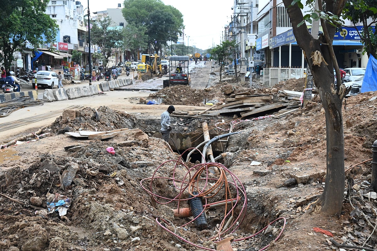 ವಿದ್ಯಾಪೀಠ ವೃತ್ತ: ಅಧ್ವಾನಗೊಂಡ ರಸ್ತೆ, ಪಾದಚಾರಿ ಮಾರ್ಗ