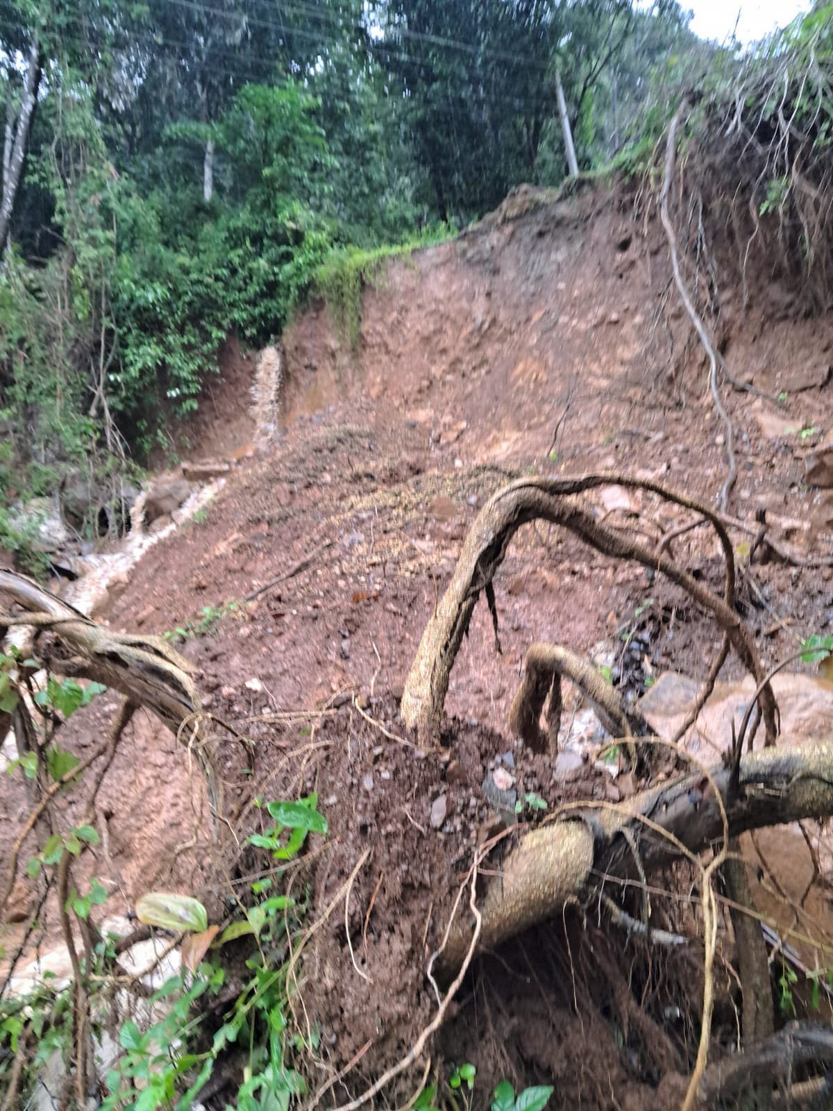ಯಲ್ಲಾಪುರ: ಬೀಗಾರದಲ್ಲಿ ಮುಂದುವರಿದ ಭೂಕುಸಿತ
