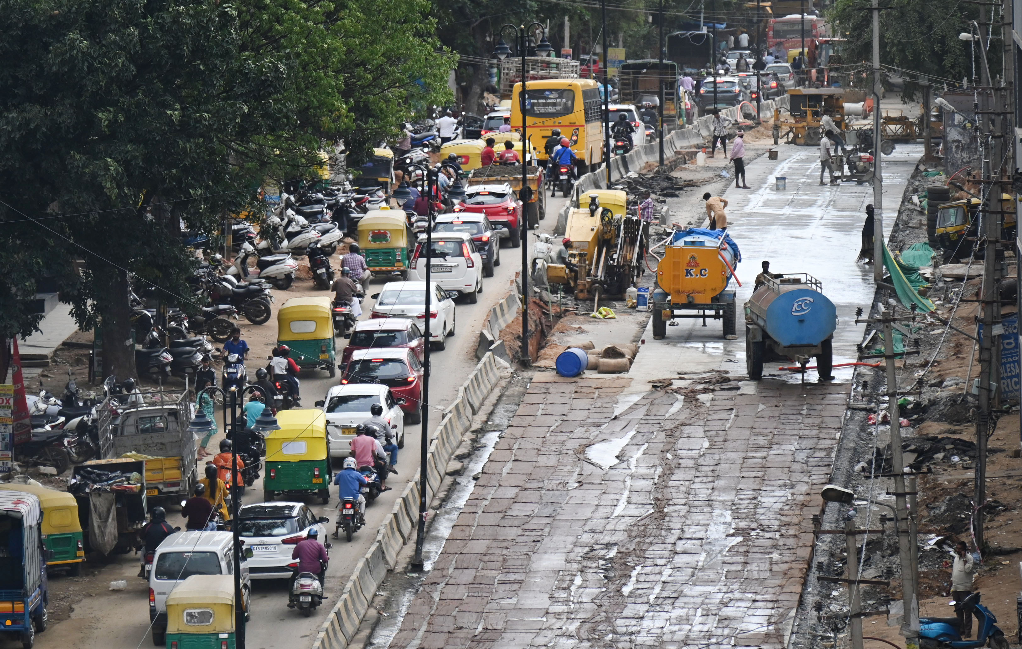 ವೈಟ್‌ ಟಾಪಿಂಗ್‌ ಕಾಮಗಾರಿ ಕೈಗೊಂಡಿದ್ದರಿಂದ ವಾಹನಗಳು ಸಾಲುಗಟ್ಟಿ ನಿಂತಿರುವುದು 