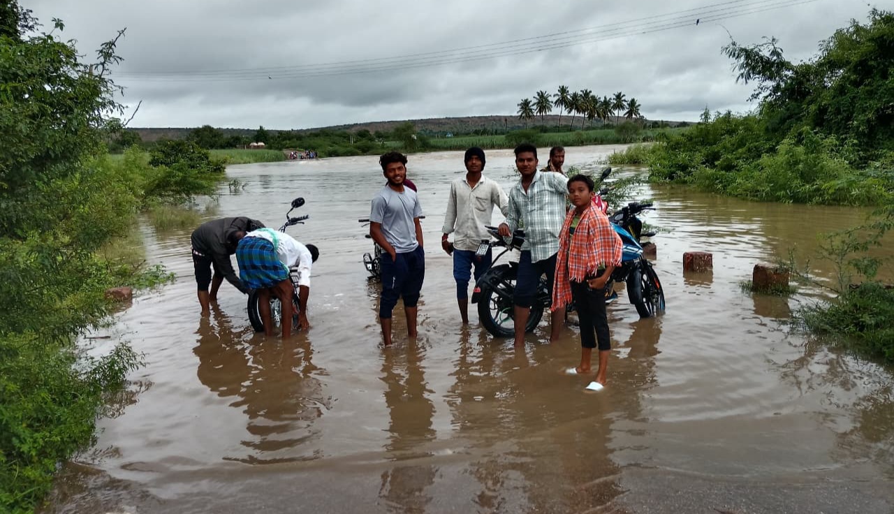 ನರಗುಂದ ತಾಲ್ಲೂಕಿನ ಕೊಣ್ಣೂರ ಬಳಿಯ ಮಲಪ್ರಭಾ ಪ್ರವಾಹದಿಂದ ಹಳೆ ಮಲಪ್ರಭಾ ಸೇತುವೆ ಮುಳುಗಡೆಯಾಗಿ ಕೊಣ್ಣೂರ-ಗೋವನಕೊಪ್ಪ ಸಂಚಾರ ಸ್ಥಗಿತಗೊಂಡಿದೆ 