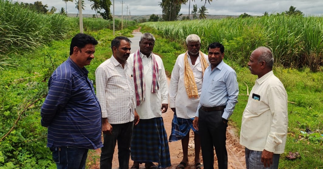 ನರಗುಂದ ತಾಲ್ಲೂಕಿನ ಲಕಮಾಪುರ ಗ್ರಾಮದ ಜಮೀನುಗಳಿಗೆ ಮಲಪ್ರಭಾ ಪ್ರವಾಹ ನುಗ್ಗಿದ್ದು ಎಸಿ ಗಂಗಪ್ಪ ಭೇಟಿ ನೀಡಿ ರೈತರ ಜೊತೆ ಚರ್ಚಿಸಿದರು 