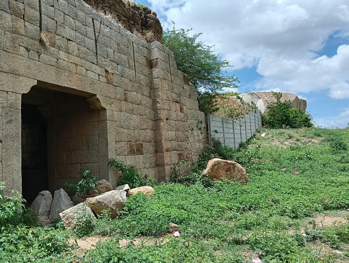 ಚಿತ್ರದುರ್ಗ: ಕಲ್ಲಿನಕೋಟೆಗೆ ಕಾಂಪೌಂಡ್‌ ಕಟ್ಟಿದ್ದು ಯಾರು?