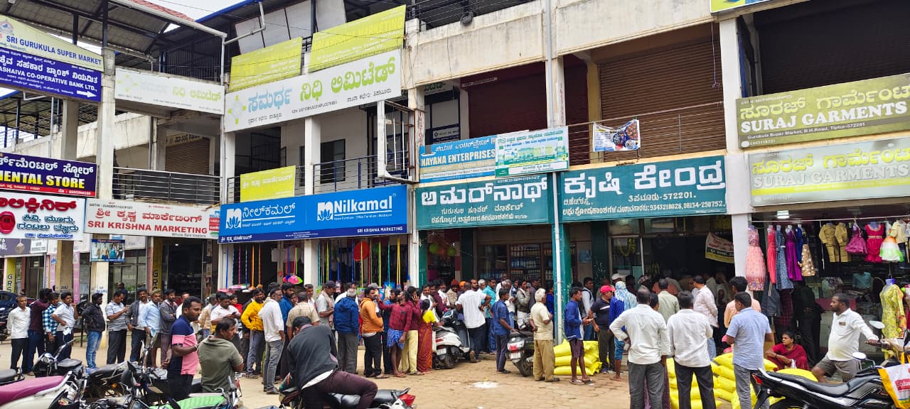 ತಿಪಟೂರು ನಗರದ ಖಾಸಗೀಯ ಅಮರ್‌ನಾಥ್ ಕೃಷಿ ಕೇಂದ್ರದ ಮುಂದೆ ಯೂರಿಯಾ ರಸ ಗೊಬ್ಬರಕ್ಕಾಗಿ ನೂರಾರು ರೈತರು ಸಾಲುಗಟ್ಟಿ ನಿಂತಿರುವುದು.
