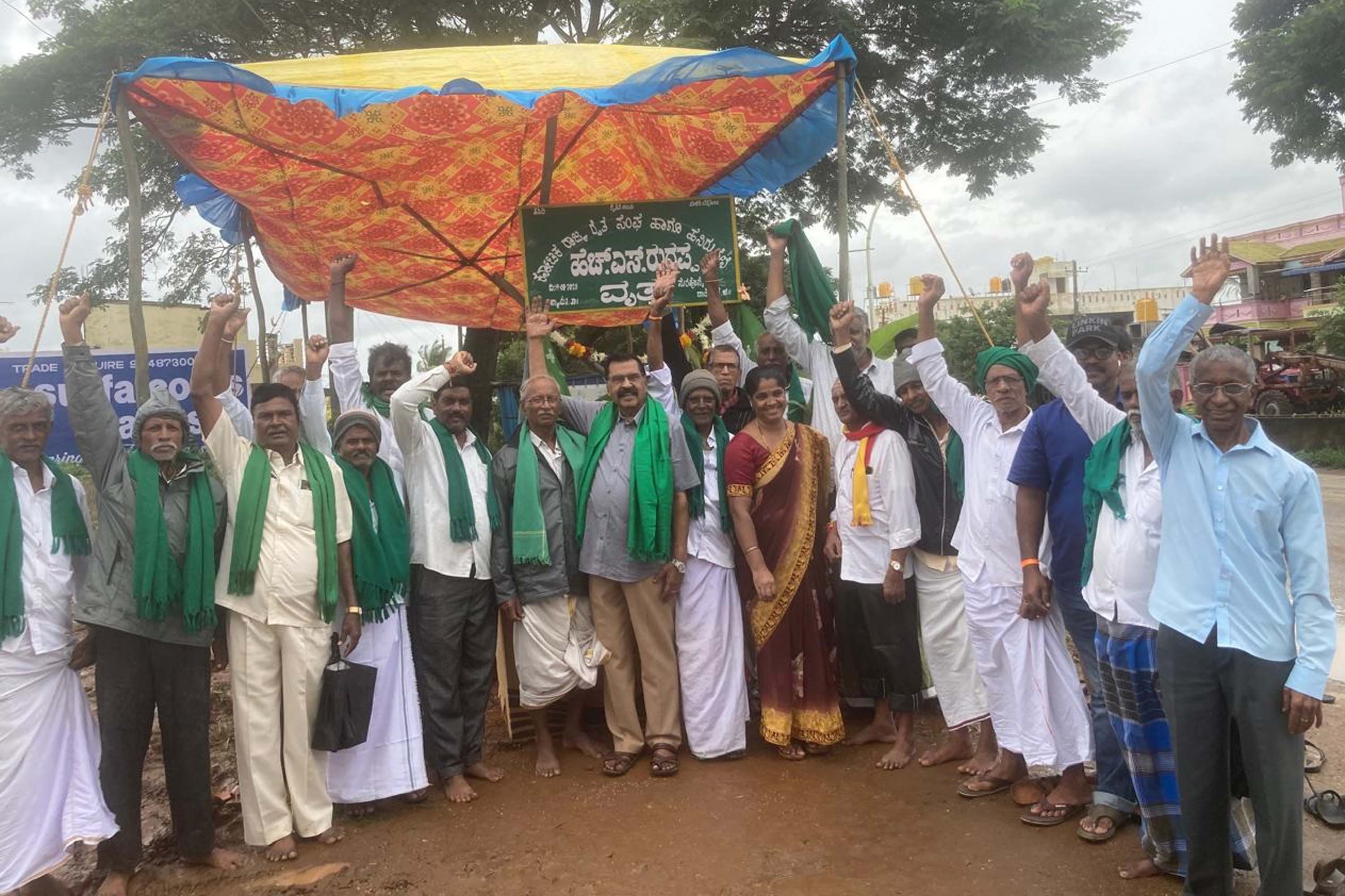 ನ್ಯಾಮತಿ | ವೃತ್ತಕ್ಕೆ ಎಚ್.ಎಸ್.ರುದ್ರಪ್ಪ ಹೆಸರು: ಫಲಕ ಅನಾವರಣ