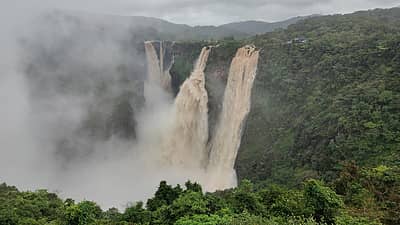 ಶಿವಮೊಗ್ಗ ಜಿಲ್ಲೆ ಸಾಗರ ತಾಲ್ಲೂಕಿನ ಕಾರ್ಗಲ್ ನ ಲಿಂಗನಮಕ್ಕಿ ಅಣೆಕಟ್ಟೆಯಿಂದ ಶರಾವತಿ ನದಿಗೆ ಮಂಗಳವಾರ 15 ಸಾವಿರ ಕ್ಯುಸೆಕ್ ನೀರು ಹರಿಸಲಾಗಿದೆ. ಇದರಿಂದ ಜೋಗ ಜಲಪಾತದ ವೈಭವ ಕಳೆಗಟ್ಟಿದೆ.