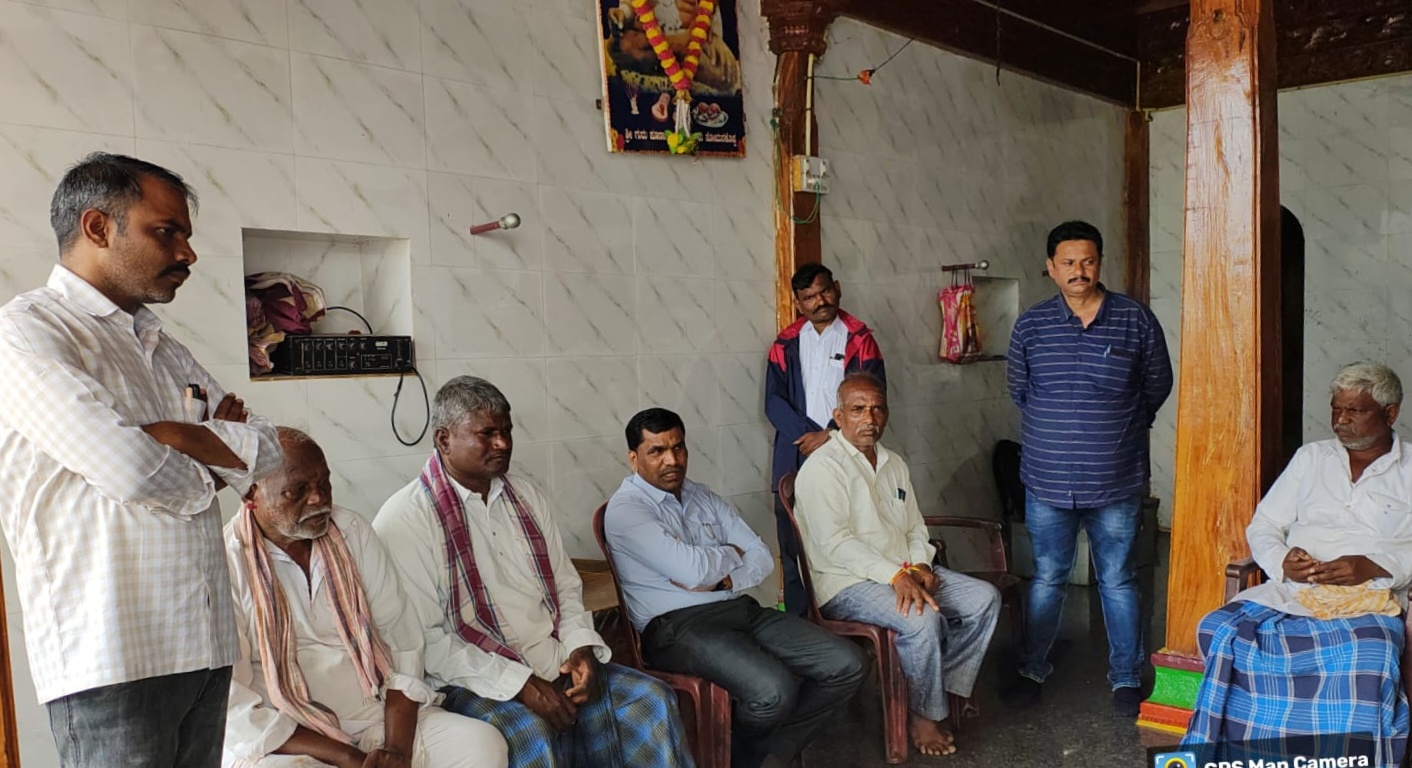 ನರಗುಂದ ತಾಲ್ಲೂಕು ಲಕಮಾಪುರ ಗ್ರಾಮದಲ್ಲಿ ಎಸಿ ಗಂಗಪ್ಪ ಮುಂಜಾಗ್ರತಾ ಕ್ರಮವಾಗಿ ಗ್ರಾಮಸ್ಥರ ಜೊತೆ ಸಭೆ ನಡೆಸಿದರು 